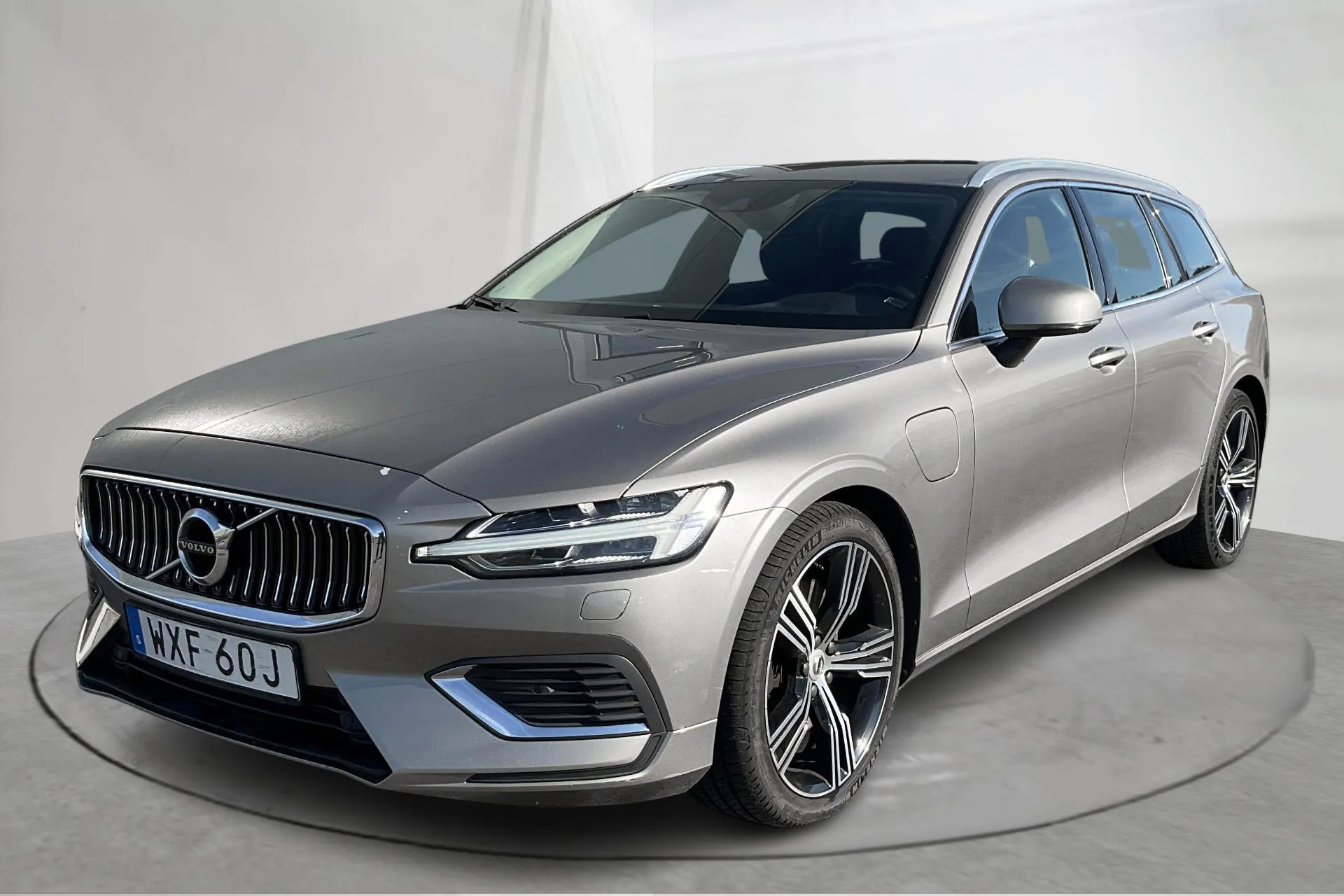 Presentationsfoto 1 av 18: Volvo V60 T8 AWD Twin Engine (390hk) - 12 631 mil - Automat - grå - 2022