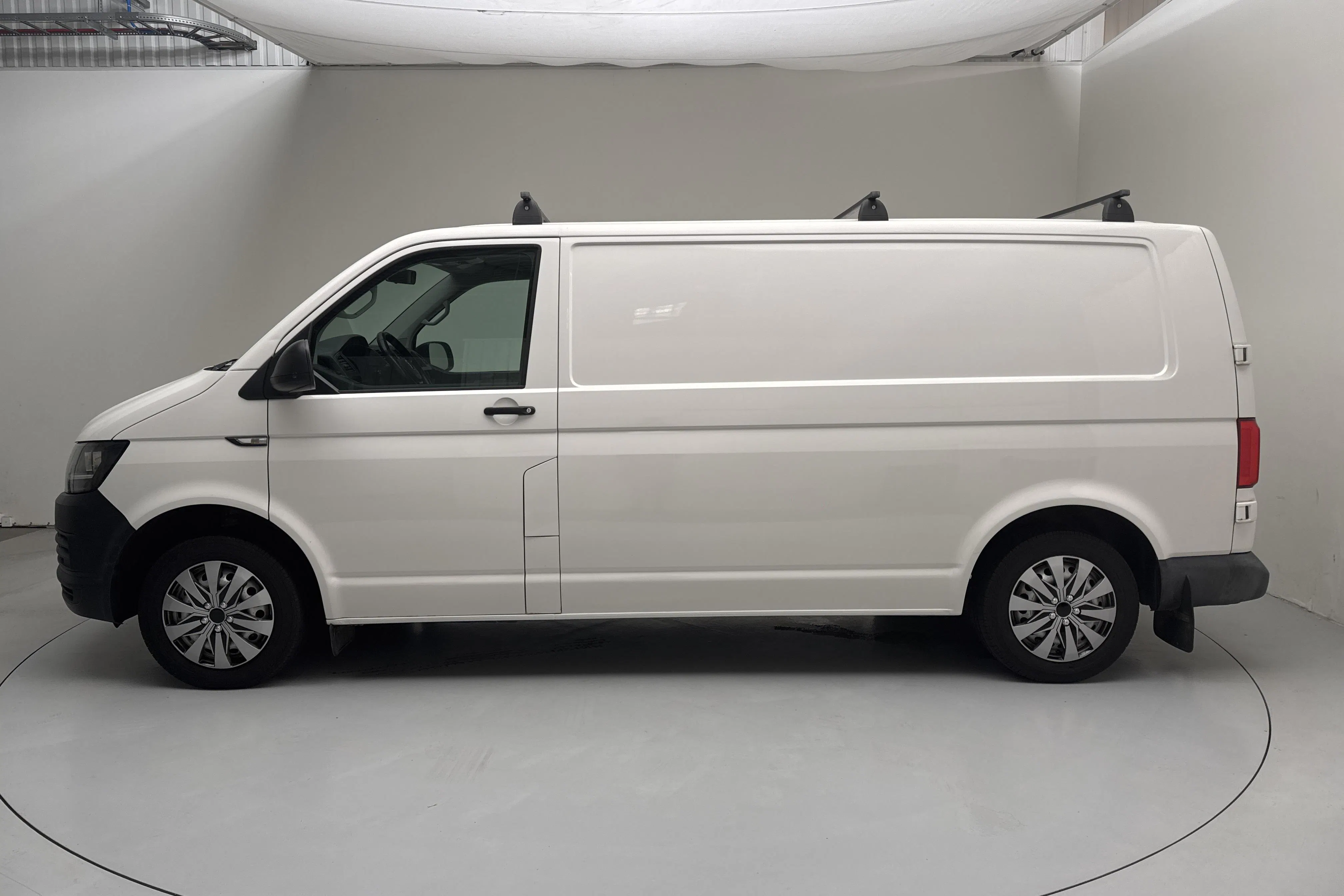Presentation photo 2 of 13: VW Transporter T6 2.0 TDI BMT Skåp (102hk) - 129 650 km - Manual - white - 2016