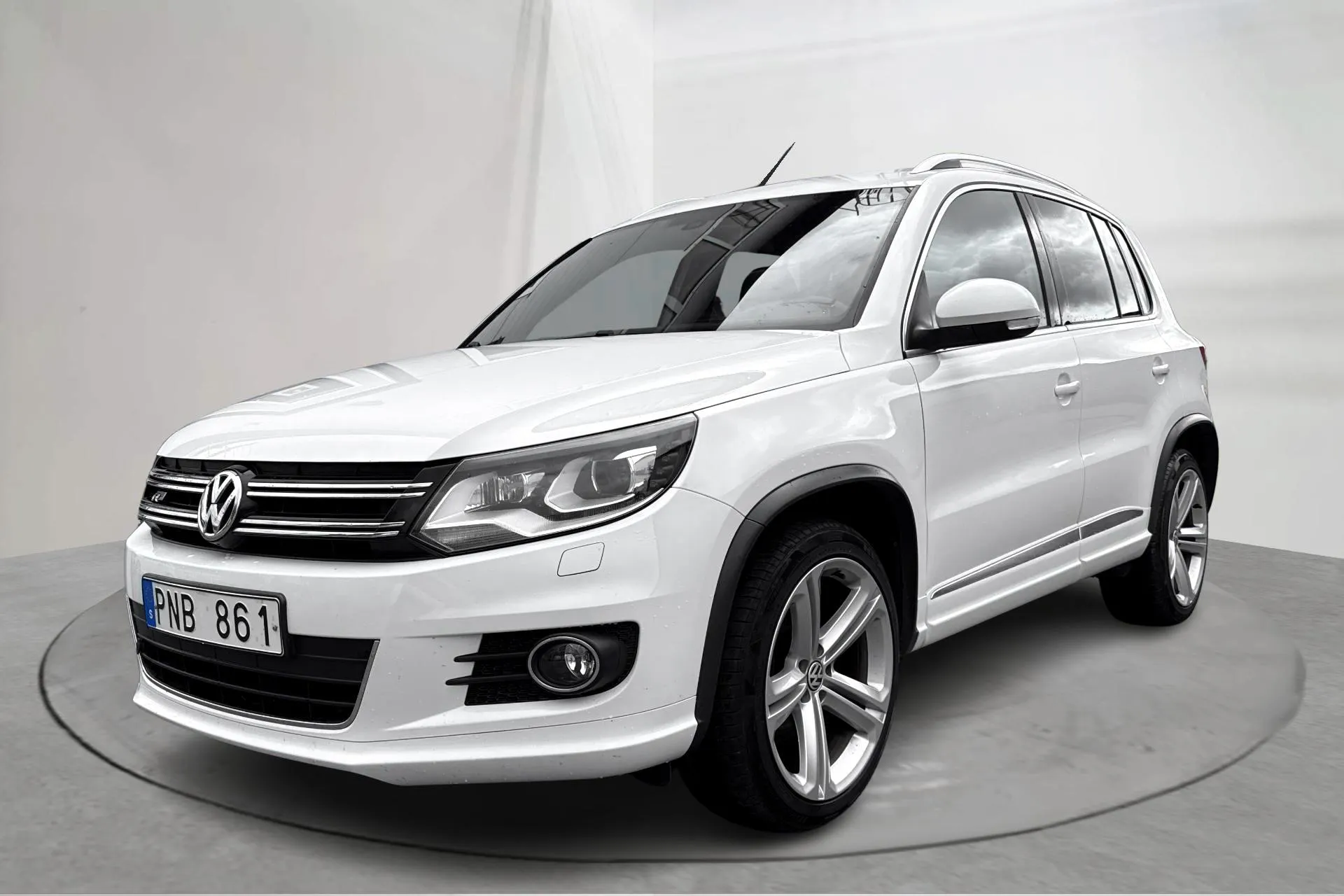 Presentationsfoto 1 av 16: VW Tiguan 2.0 TDI 4MOTION BlueMotion Technology (140hk) - 19 042 mil - Manuell - vit - 2014