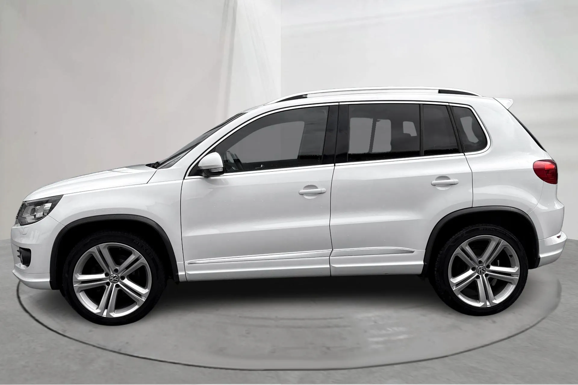 Presentationsfoto 2 av 16: VW Tiguan 2.0 TDI 4MOTION BlueMotion Technology (140hk) - 19 042 mil - Manuell - vit - 2014