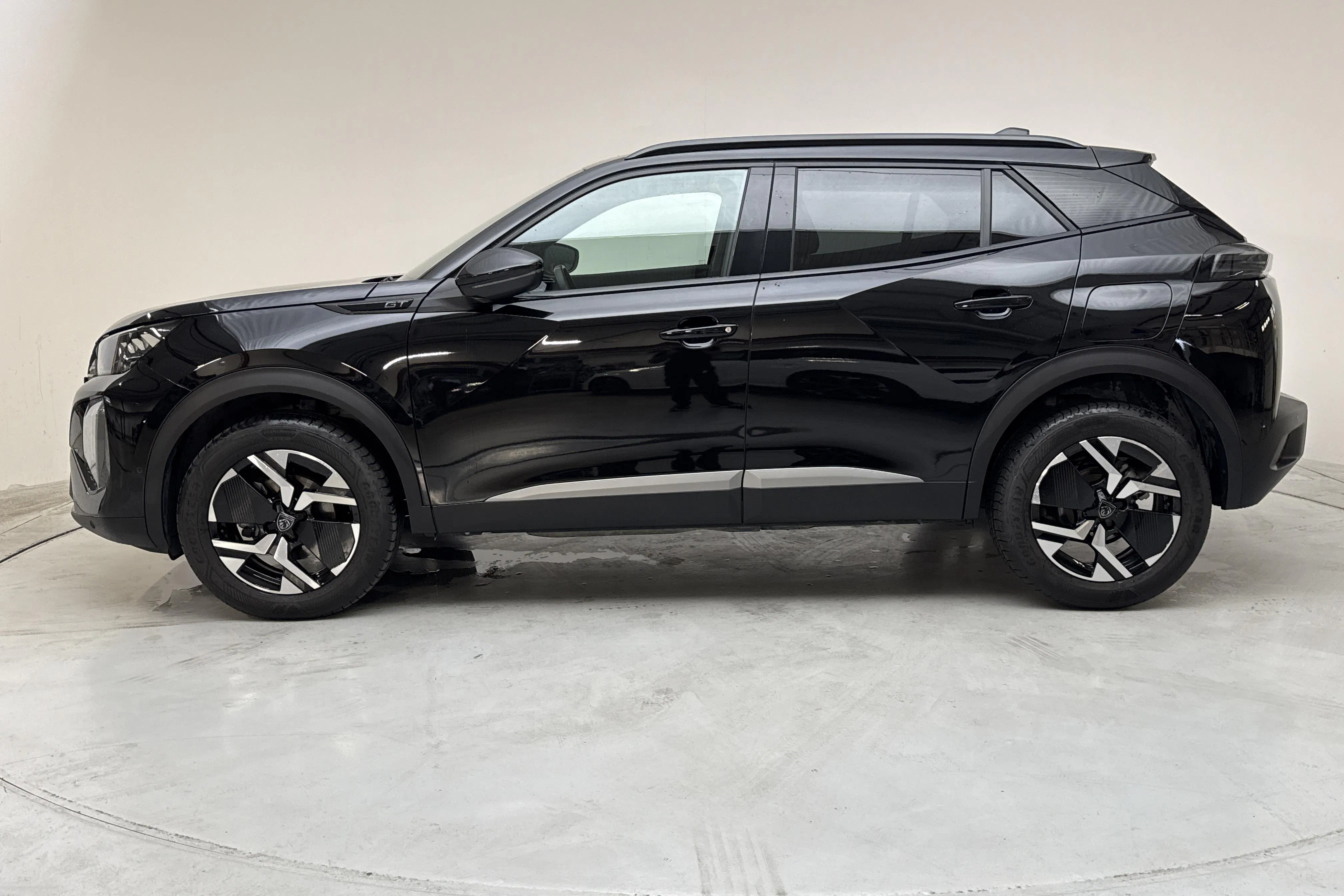 Presentationsfoto 2 av 14: Peugeot 2008 1.2 PureTech (130hk) - 2 012 mil - Automat - svart - 2024