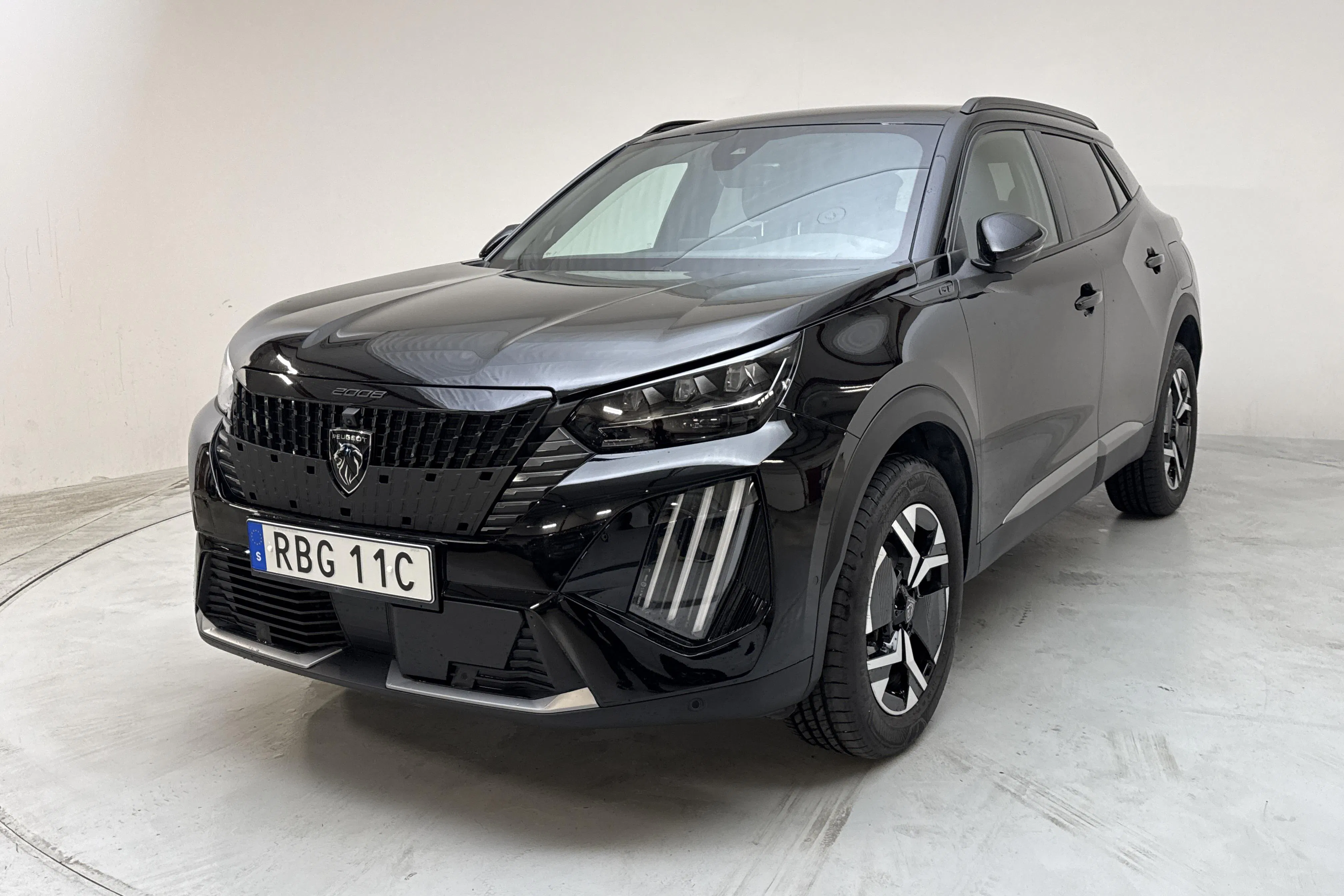 Presentationsfoto 1 av 14: Peugeot 2008 1.2 PureTech (130hk) - 2 012 mil - Automat - svart - 2024
