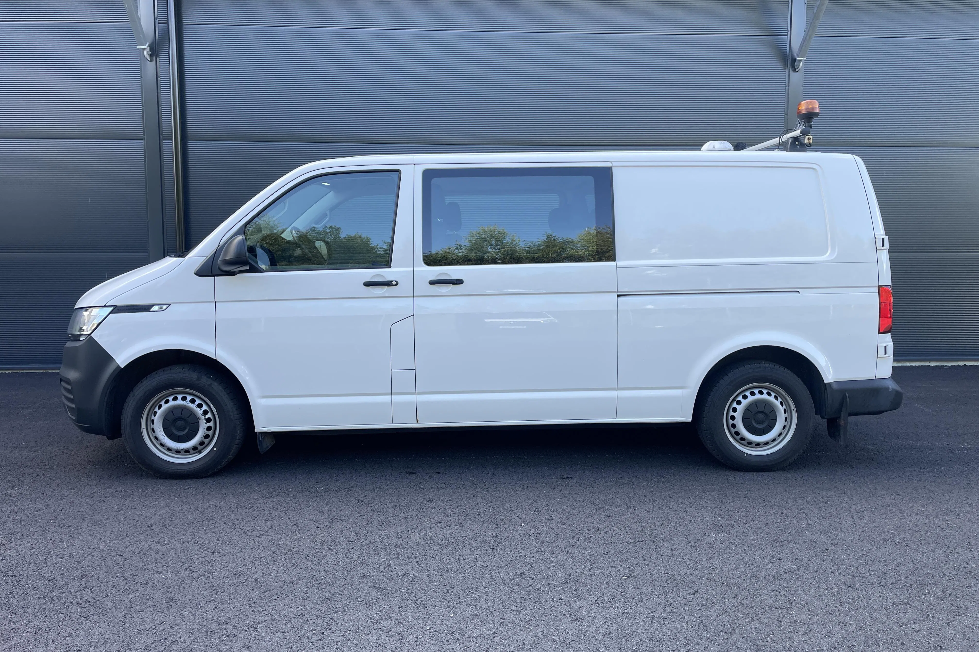 Presentationsfoto 2 av 19: VW Transporter T6 2.0 TDI BMT Skåp 4MOTION (150hk) - 22 076 mil - Manuell - vit - 2020