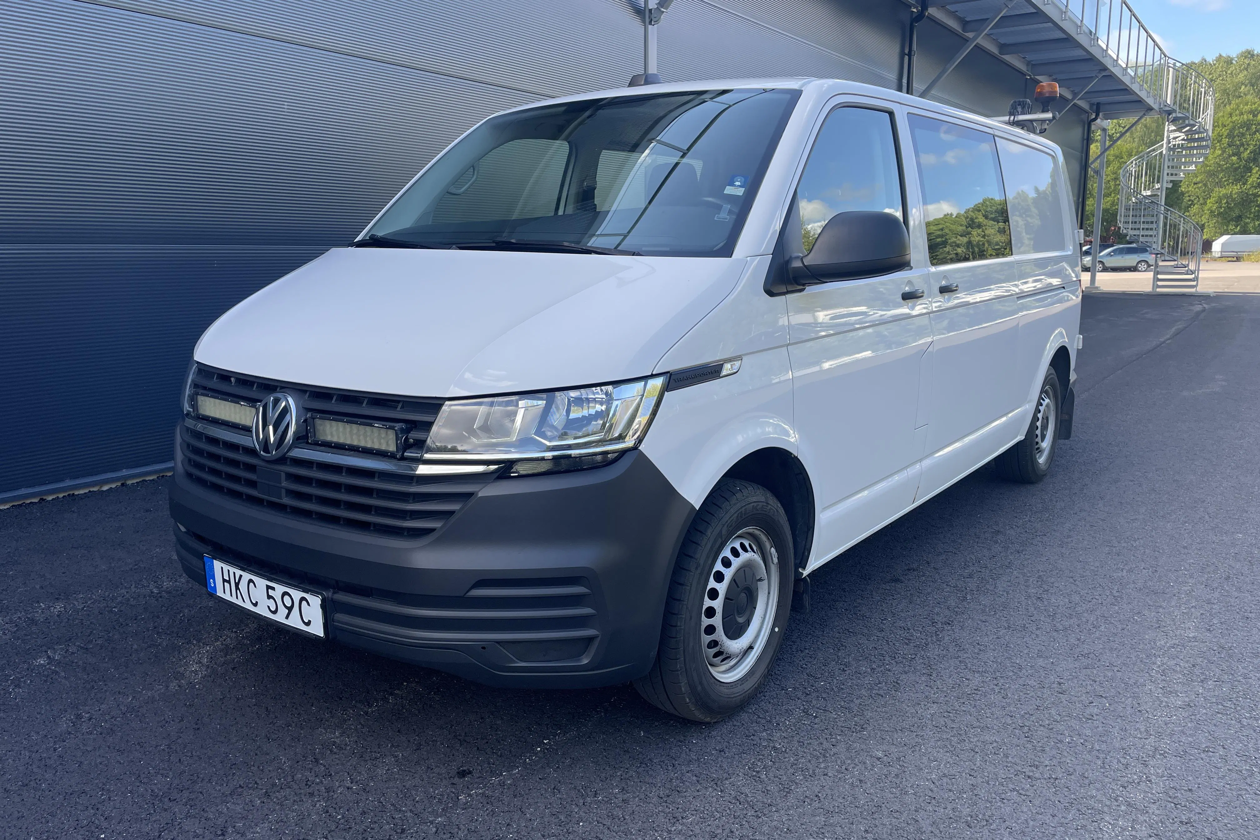 Presentationsfoto 1 av 19: VW Transporter T6 2.0 TDI BMT Skåp 4MOTION (150hk) - 22 076 mil - Manuell - vit - 2020