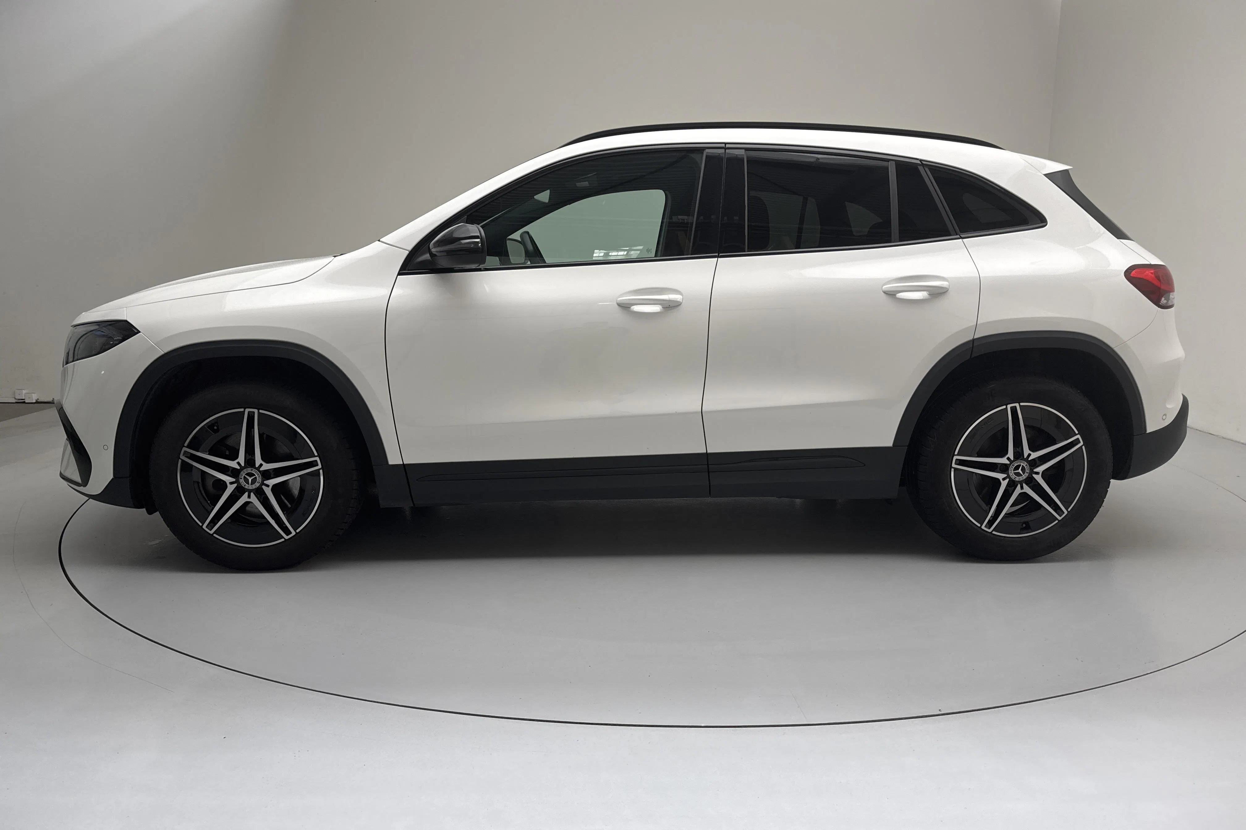 Presentation photo 2 of 17: Mercedes EQA 250 H243 (190hk) - 81 520 km - Automatic - white - 2023