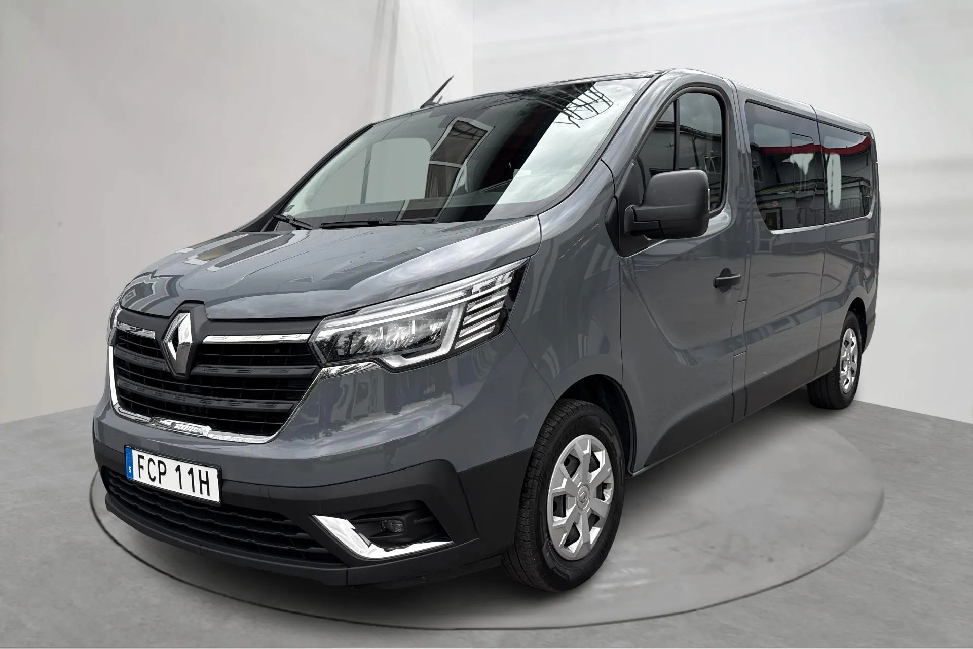 Presentationsfoto 1 av 13: Renault Trafic 2.0 dCi Passenger (150hk) - 5 260 mil - Manuell - grå - 2024