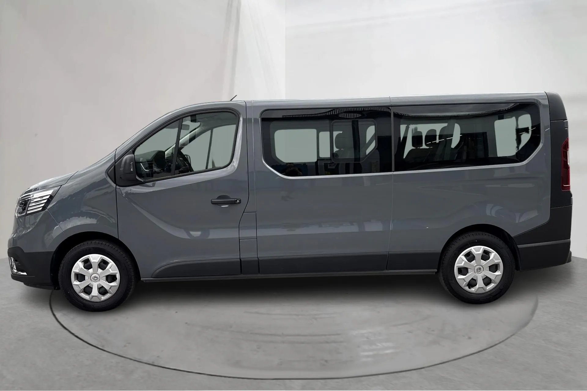Presentationsfoto 2 av 13: Renault Trafic 2.0 dCi Passenger (150hk) - 5 260 mil - Manuell - grå - 2024