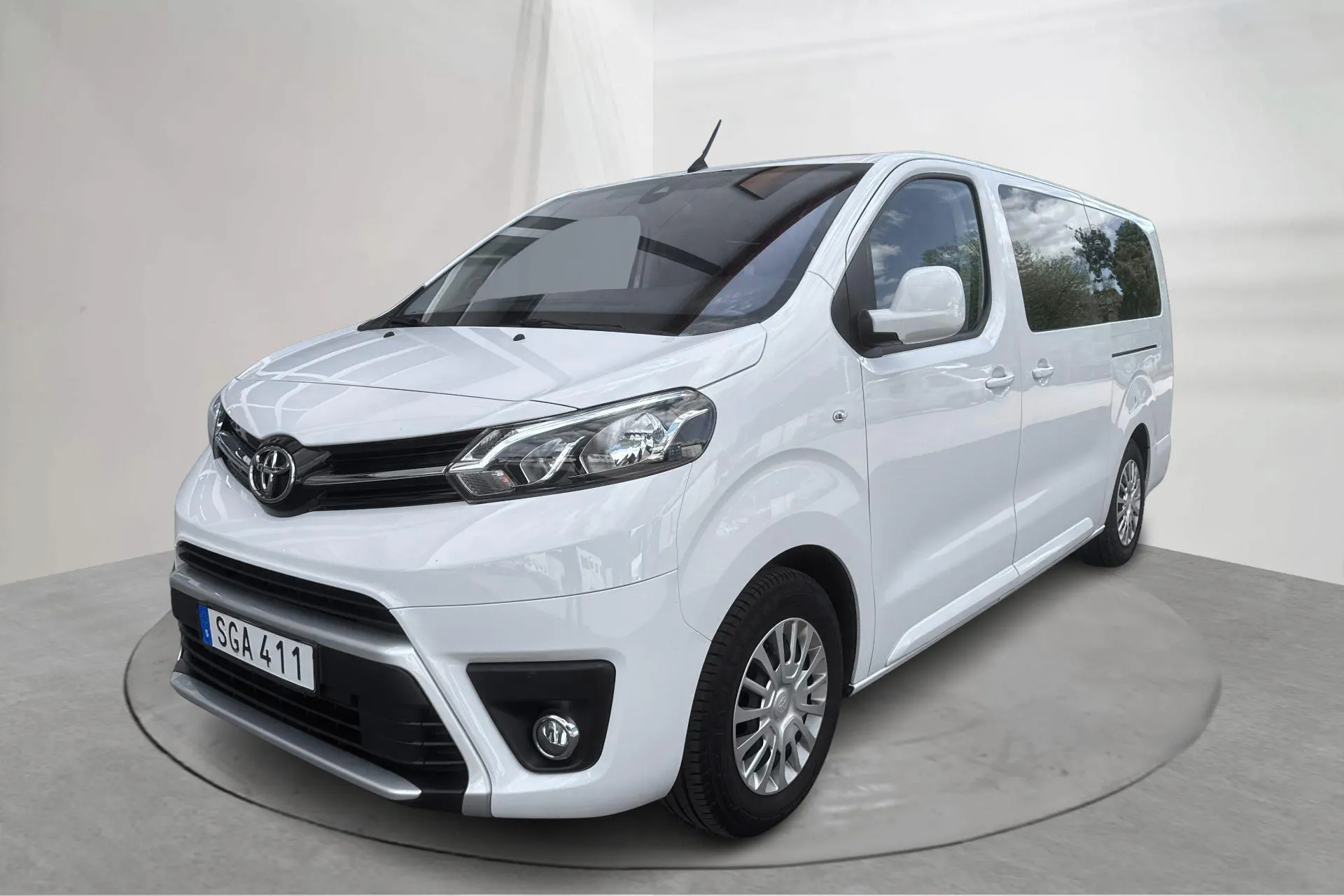 Presentationsfoto 1 av 14: Toyota PROACE Verso 2.0D (140hk) - 5 850 mil - Manuell - vit - 2024