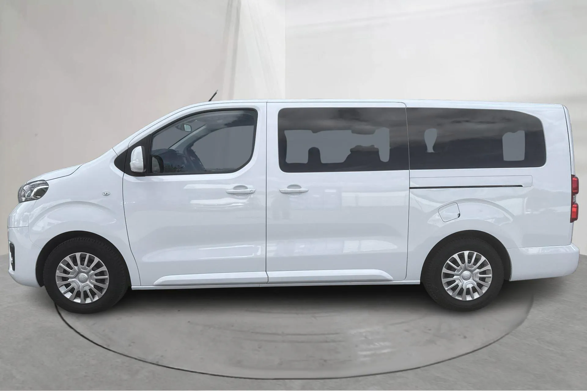 Presentationsfoto 2 av 14: Toyota PROACE Verso 2.0D (140hk) - 5 850 mil - Manuell - vit - 2024