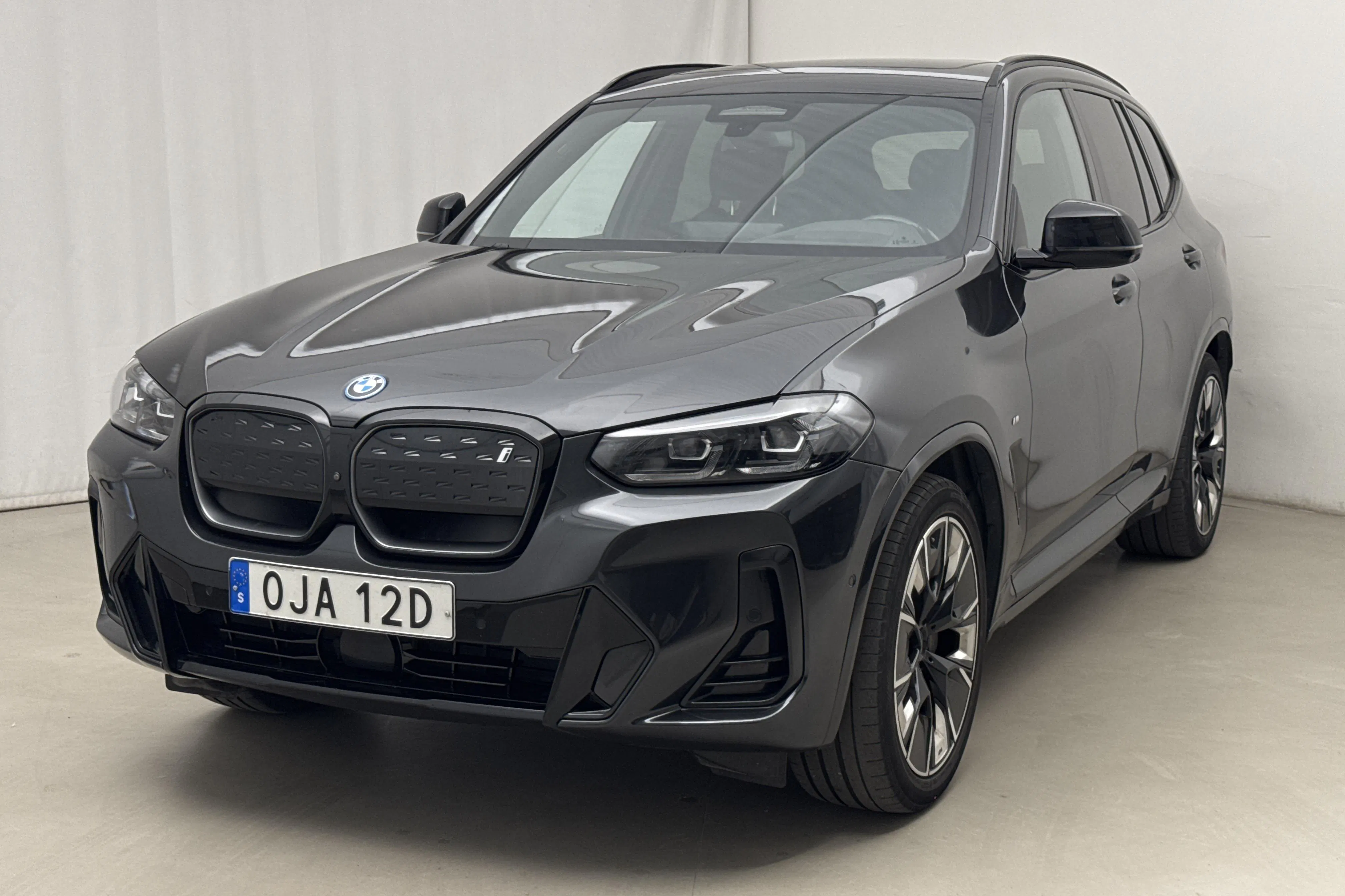 Presentationsfoto 1 av 23: BMW iX3 LCI, G08 (286hk) - 11 084 mil - Automat - grå - 2022