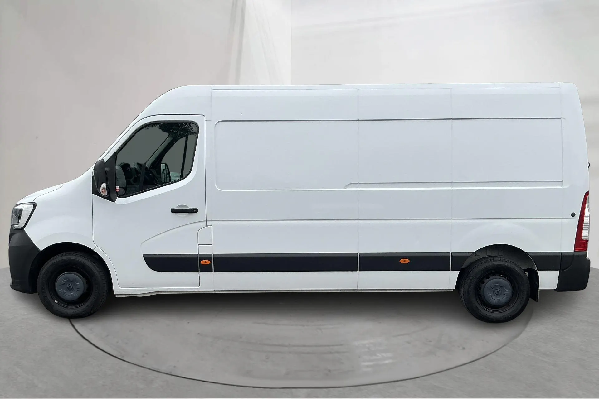 Presentationsfoto 2 av 13: Renault Master 2.3 dCi FAP 2WD (150hk) - 13 288 mil - Manuell - vit - 2022