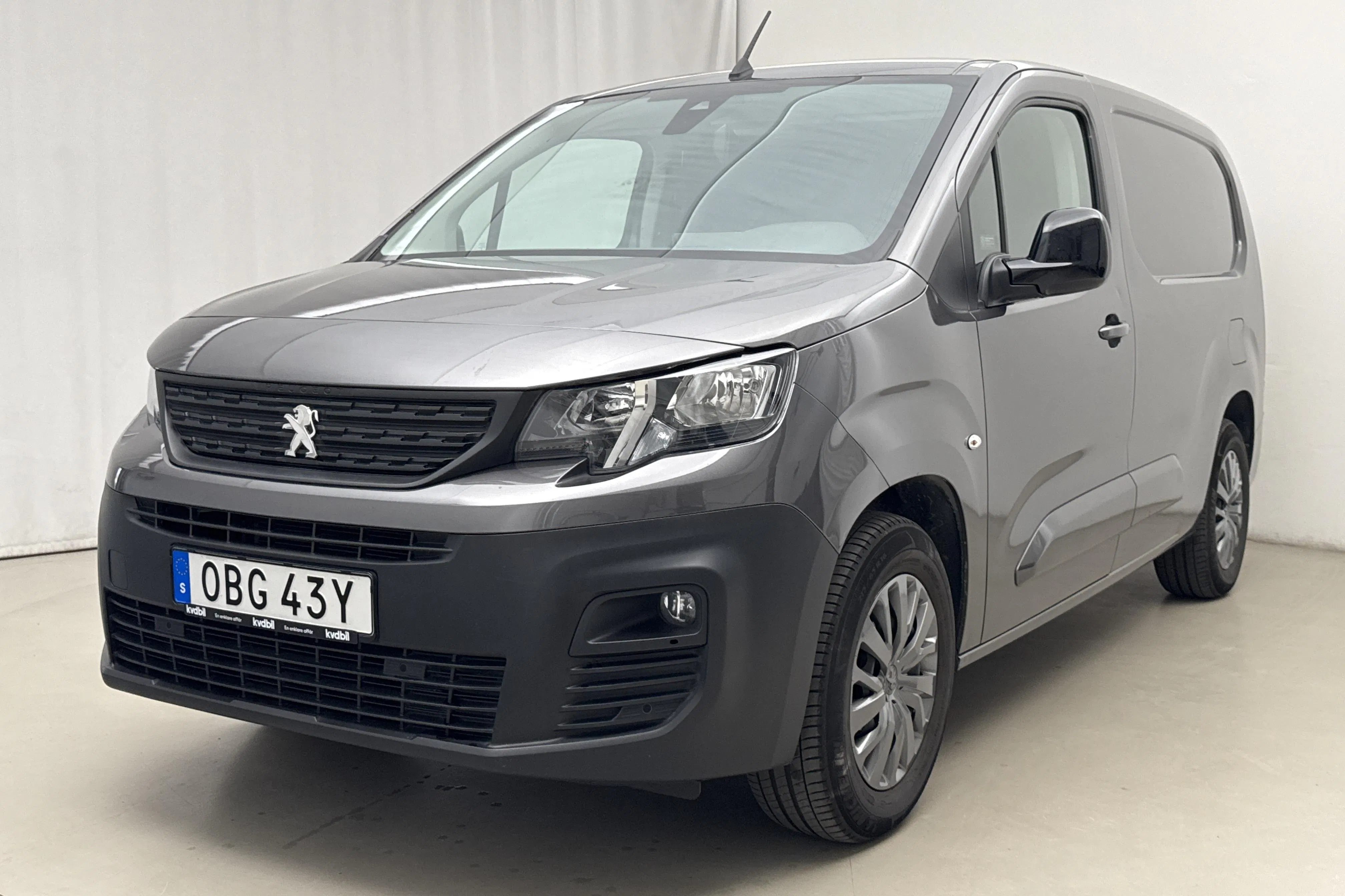 Presentationsfoto 1 av 22: Peugeot e-Partner 50kWh (136hk) - 3 357 mil - Automat - grå - 2023