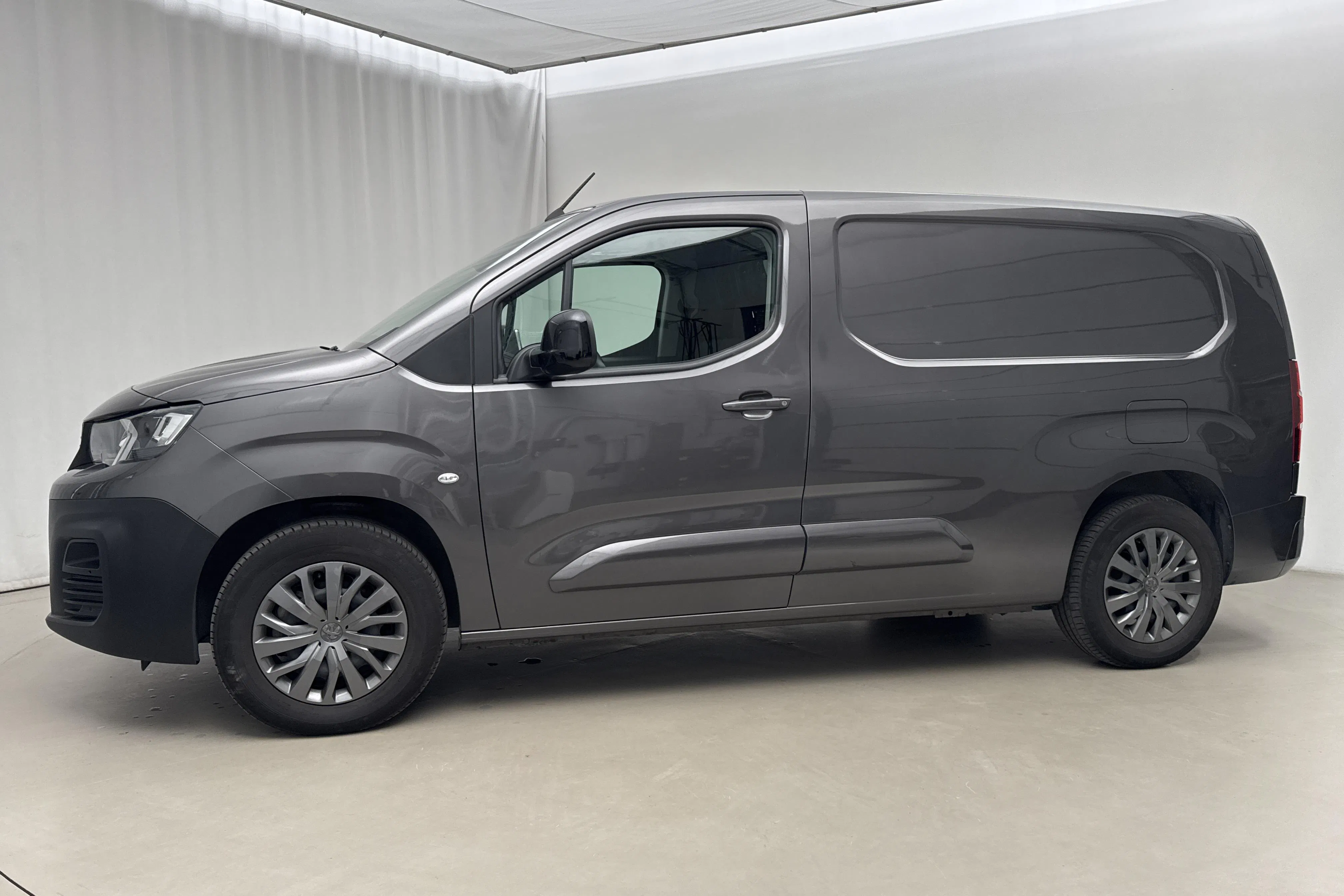 Presentationsfoto 2 av 22: Peugeot e-Partner 50kWh (136hk) - 3 357 mil - Automat - grå - 2023