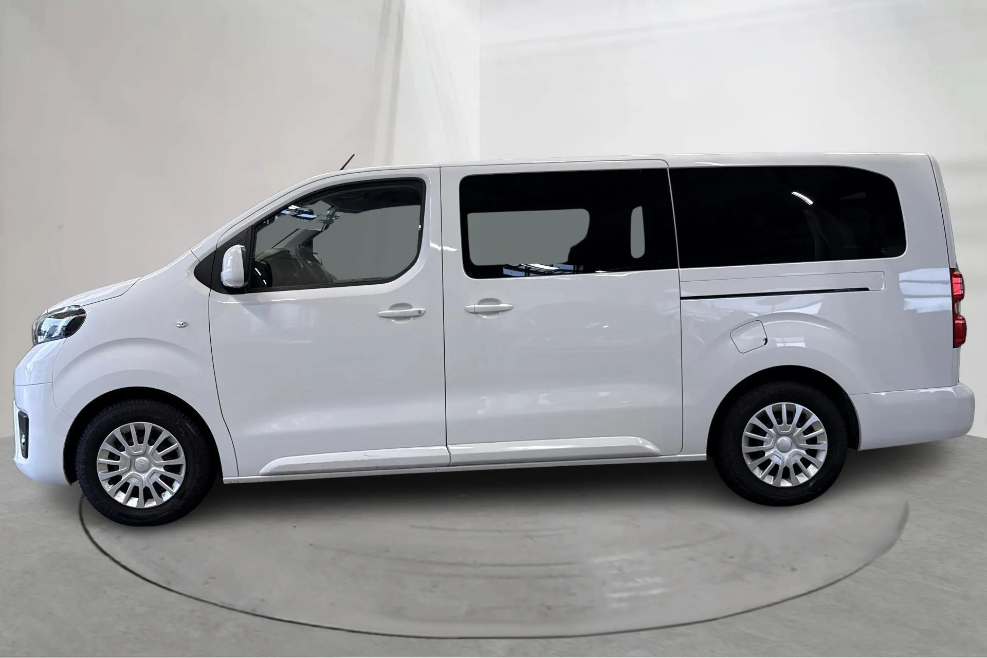 Presentation photo 2 of 14: Toyota PROACE Verso 2.0D (140hk) - 55 480 km - Manual - white - 2024