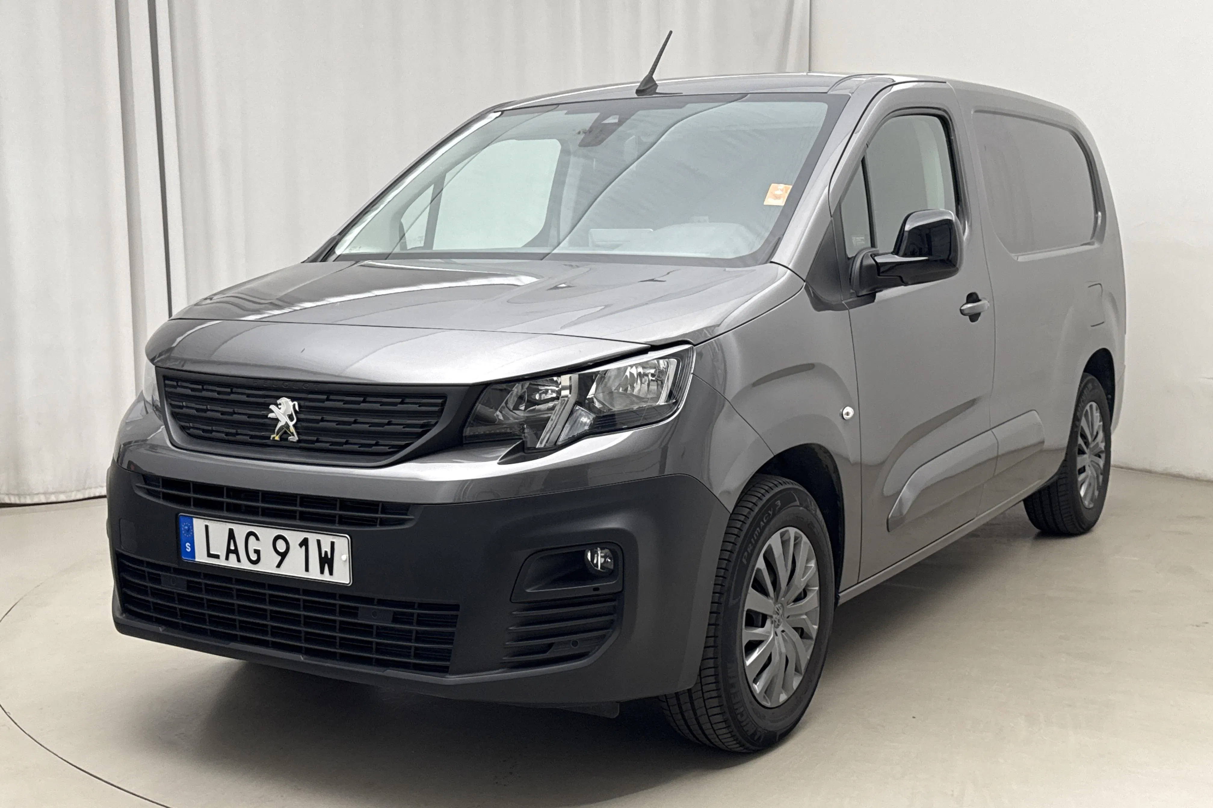 Presentationsfoto 1 av 19: Peugeot e-Partner 50kWh (136hk) - 1 429 mil - Automat - grå - 2023