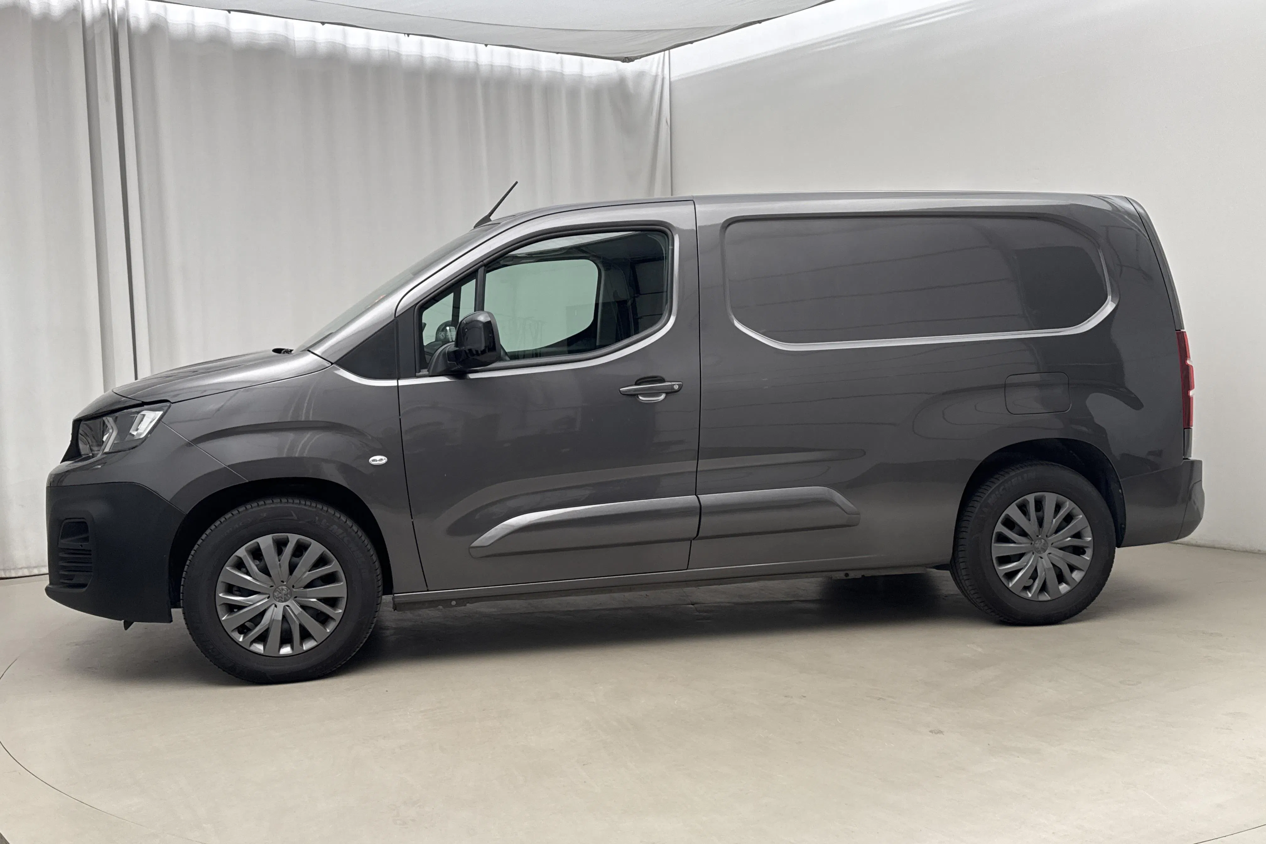 Presentationsfoto 2 av 19: Peugeot e-Partner 50kWh (136hk) - 1 429 mil - Automat - grå - 2023