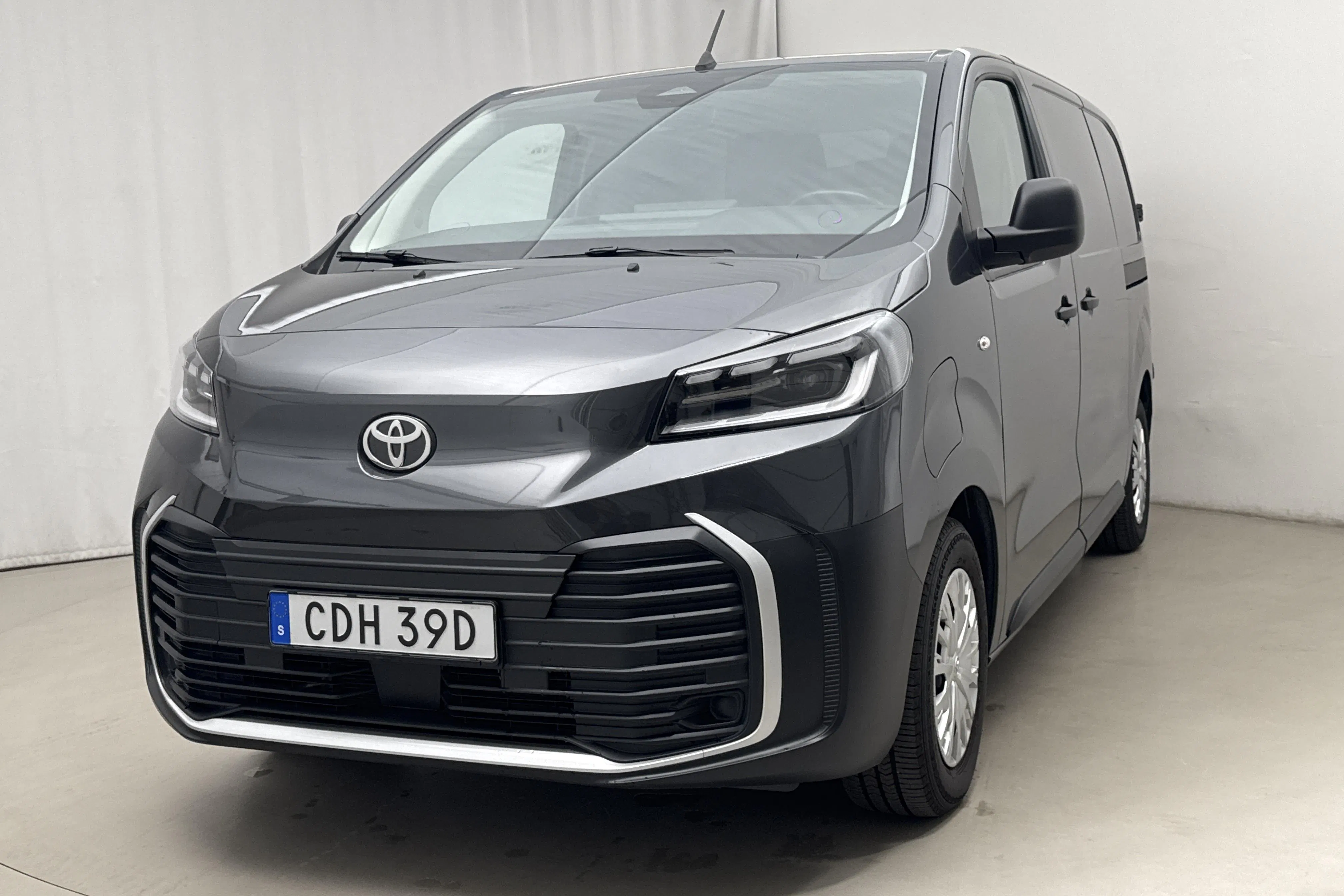 Presentationsfoto 1 av 15: Toyota PROACE Electric 75kWh (136hk) - 776 mil - Automat - grå - 2025