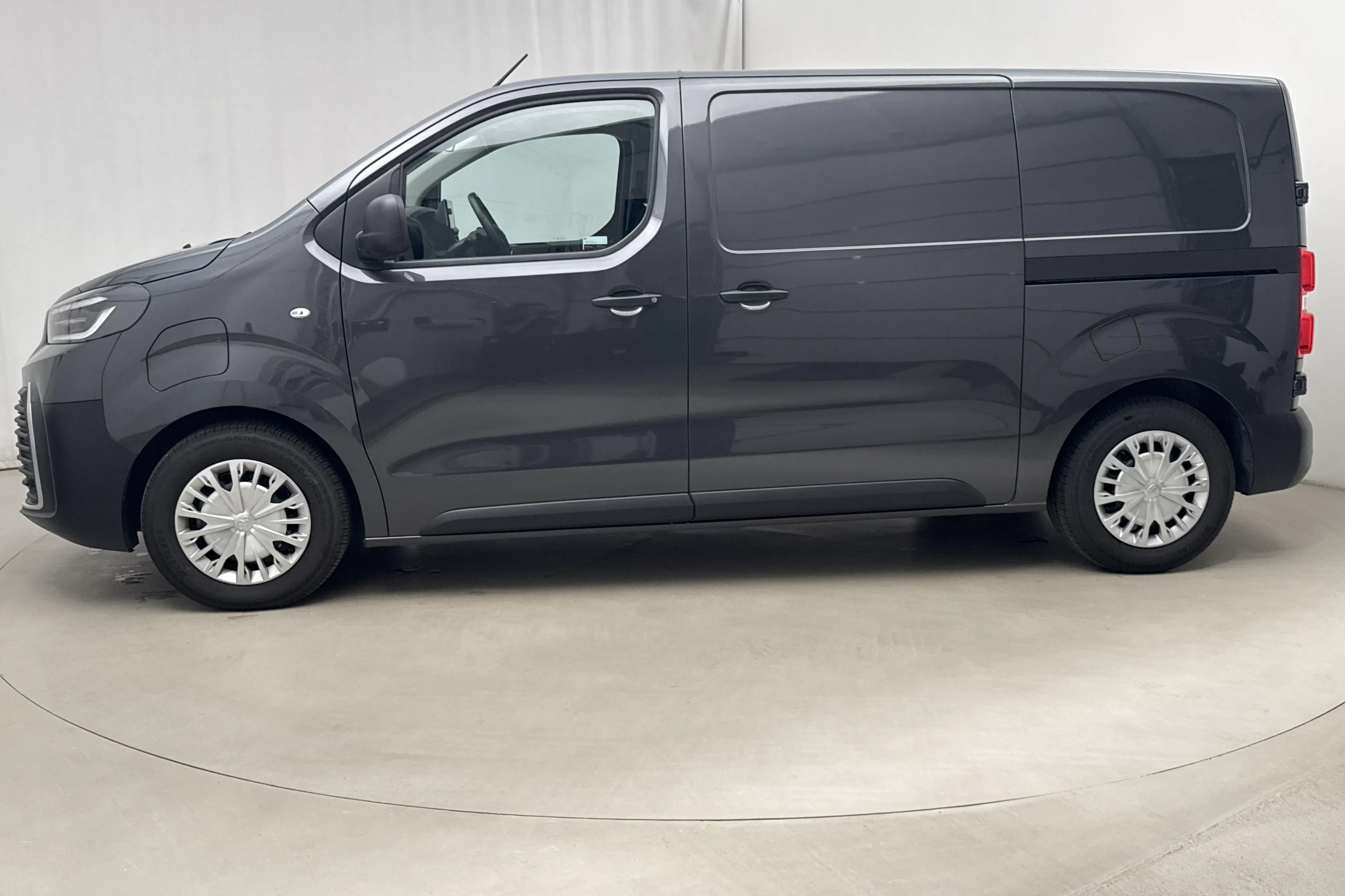 Presentationsfoto 2 av 15: Toyota PROACE Electric 75kWh (136hk) - 776 mil - Automat - grå - 2025
