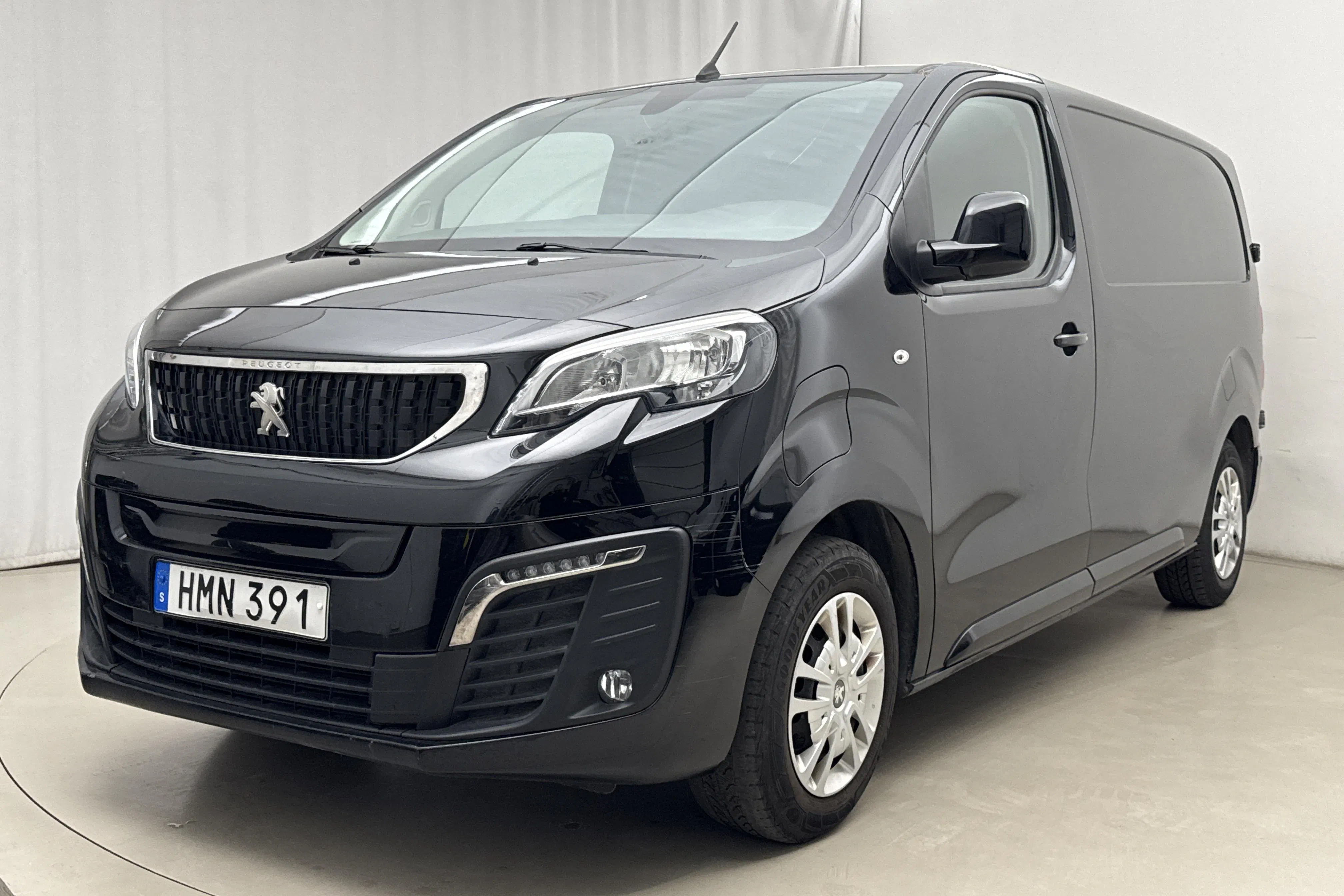 Presentationsfoto 1 av 19: Peugeot e-Expert Skåp 50kWh (136hk) - 7 916 mil - Automat - svart - 2023