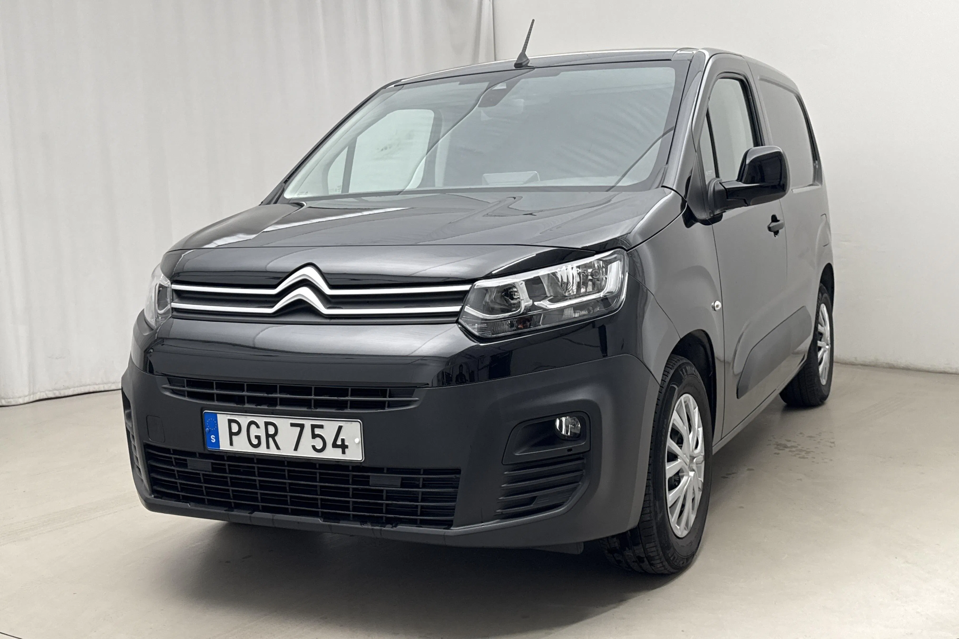 Presentation photo 1 of 18: Citroën e-Berlingo 50kWh (136hk) - 60 960 km - Automatic - black - 2022