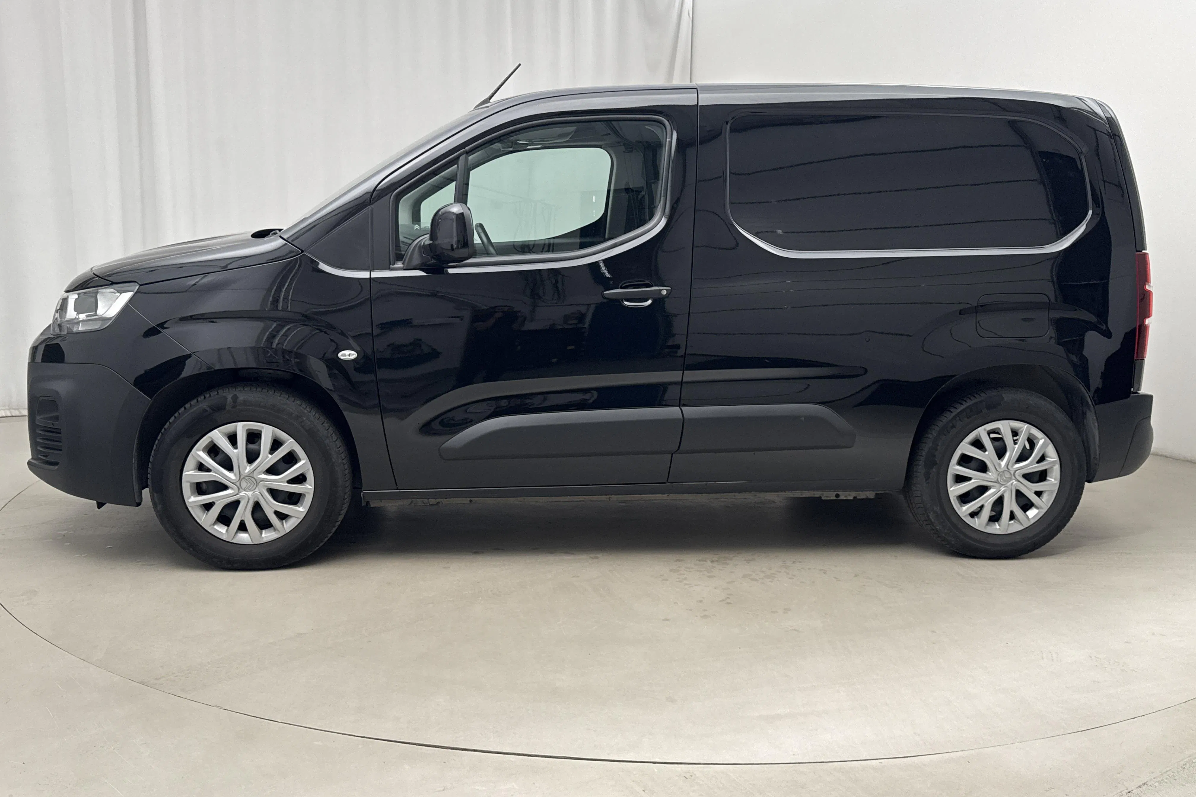 Presentation photo 2 of 18: Citroën e-Berlingo 50kWh (136hk) - 60 960 km - Automatic - black - 2022