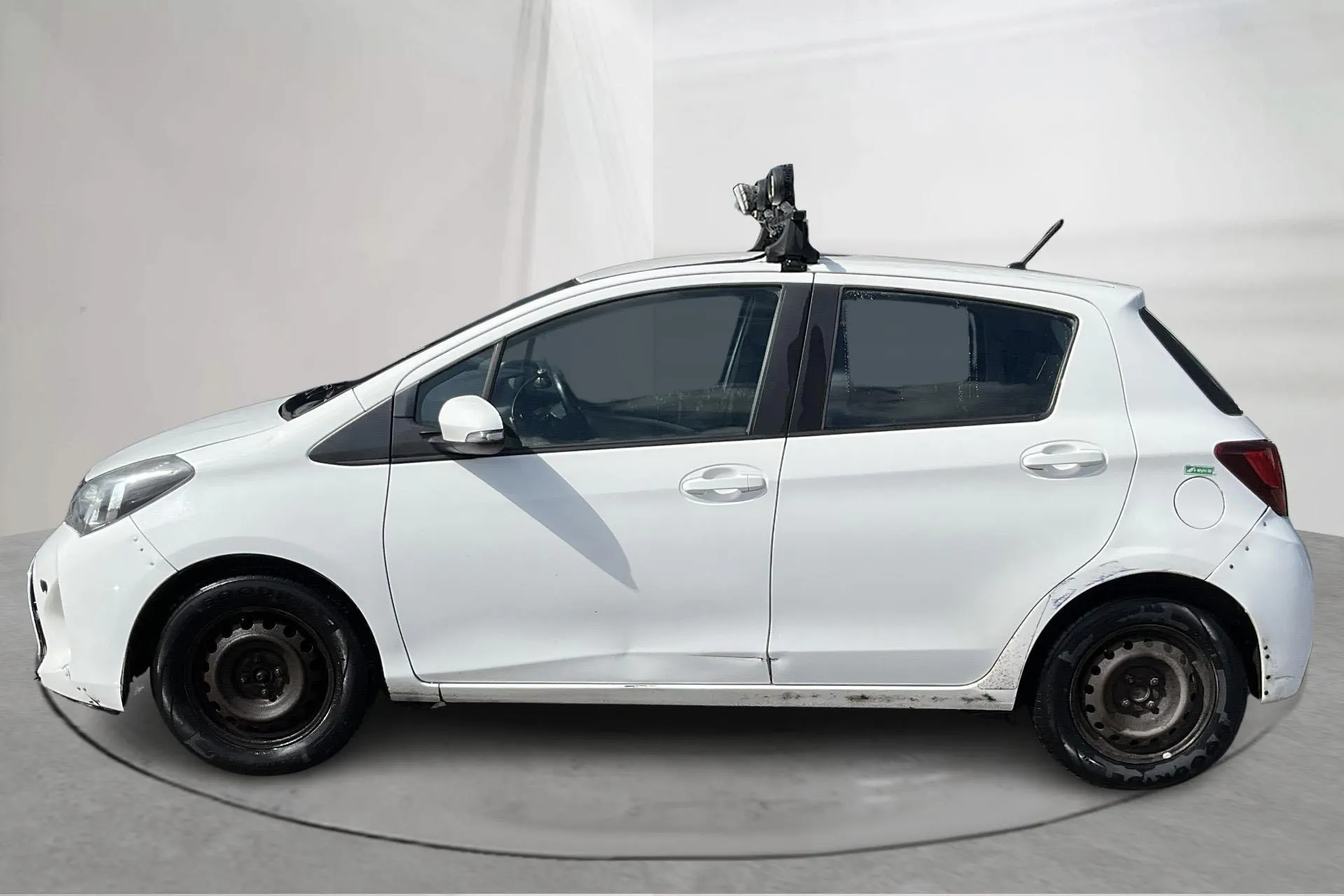 Presentationsfoto 2 av 13: Toyota Yaris 1.33 5dr (100hk) - 15 892 mil - Automat - vit - 2016