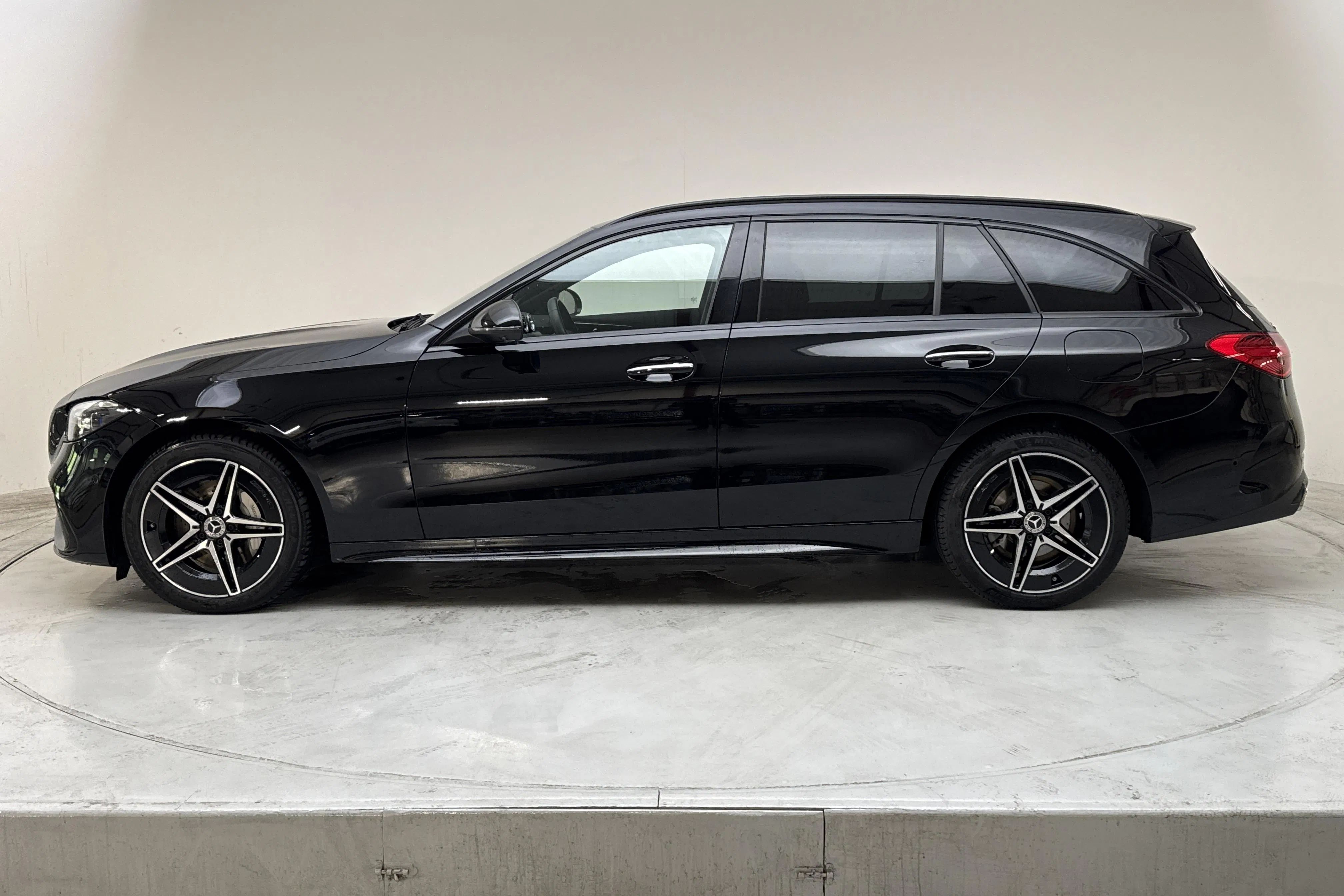 Presentation photo 2 of 25: Mercedes C 300 e Kombi S206 (333hk) - 19 480 km - Automatic - black - 2024