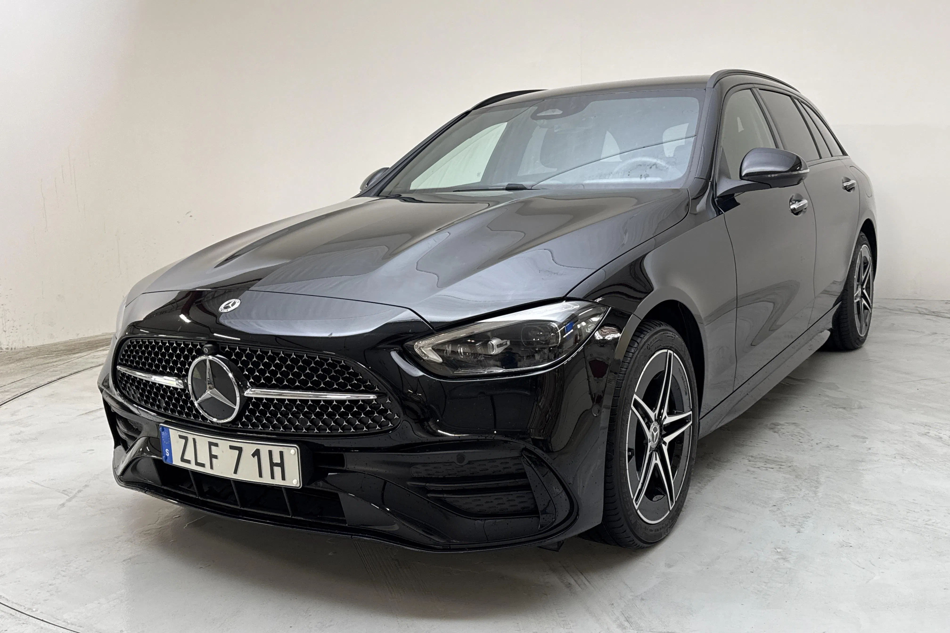Presentation photo 1 of 25: Mercedes C 300 e Kombi S206 (333hk) - 19 480 km - Automatic - black - 2024