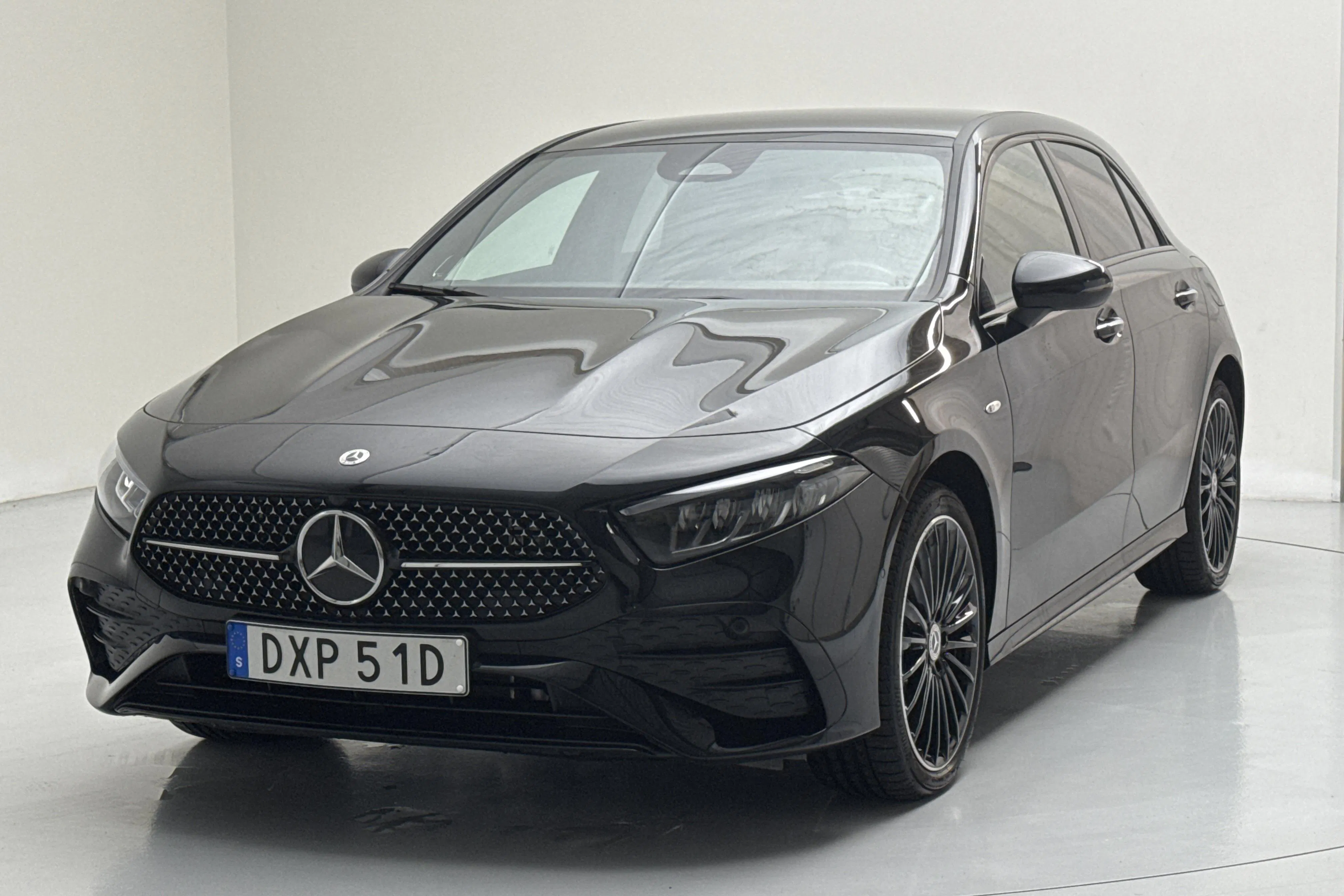 Presentation photo 1 of 16: Mercedes A 250 e 5dr W177 (218hk) - 9 670 km - Automatic - black - 2025