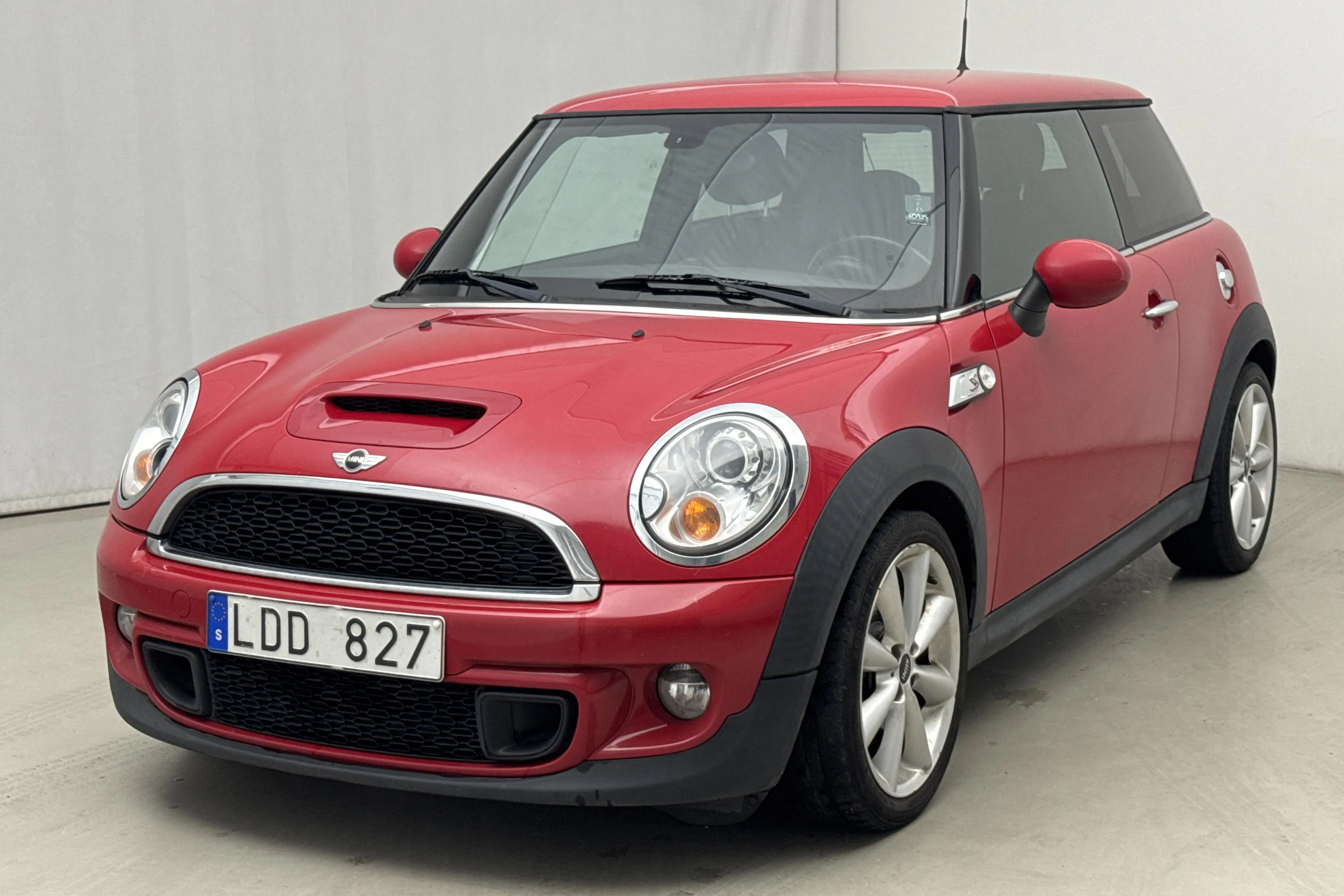 Presentation photo 1 of 17: MINI Cooper S (184hk) - 107 120 km - Manual - red - 2011