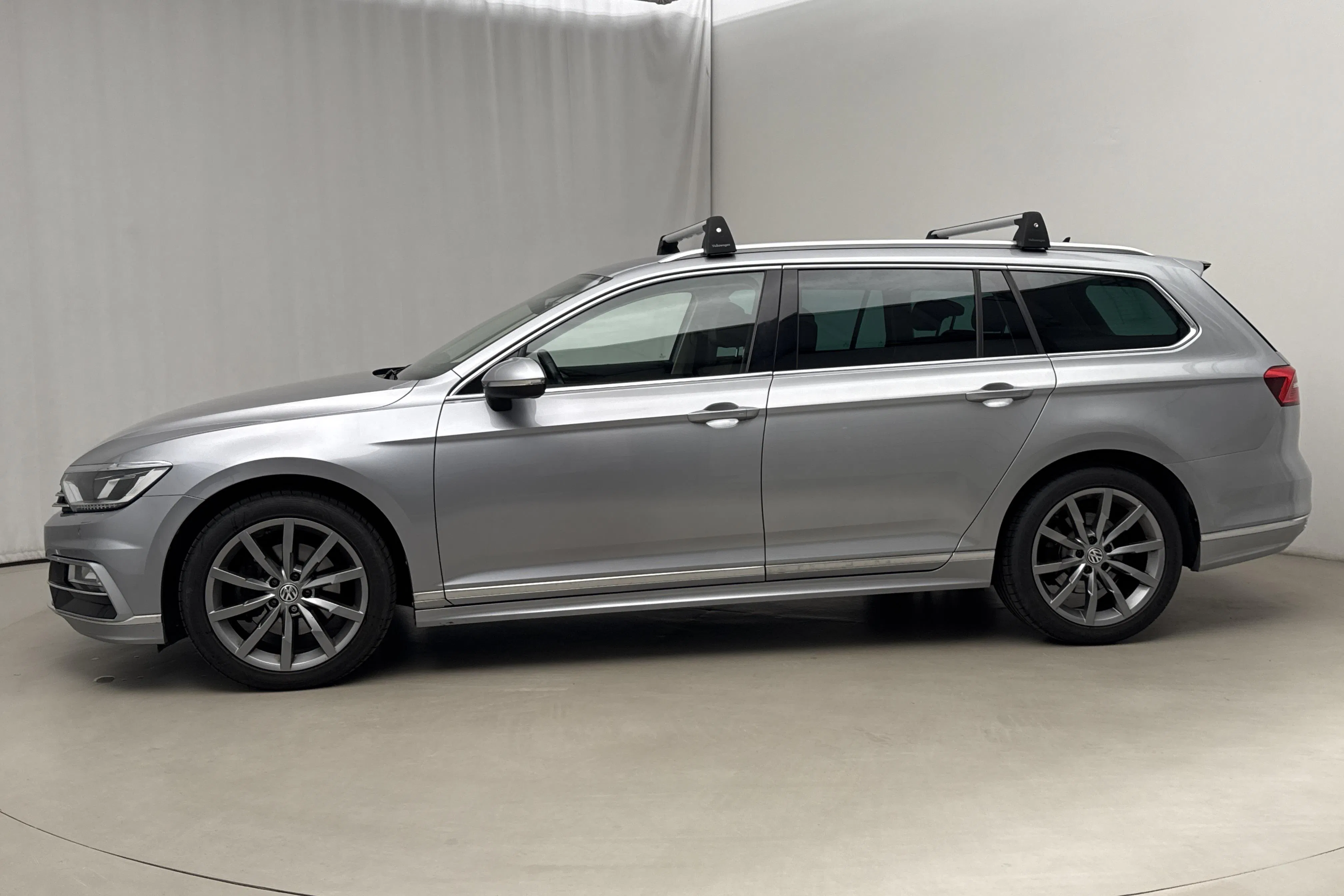 Presentation photo 2 of 19: VW Passat 2.0 TDI Sportscombi 4MOTION (190hk) - 145 330 km - Automatic - silver - 2019