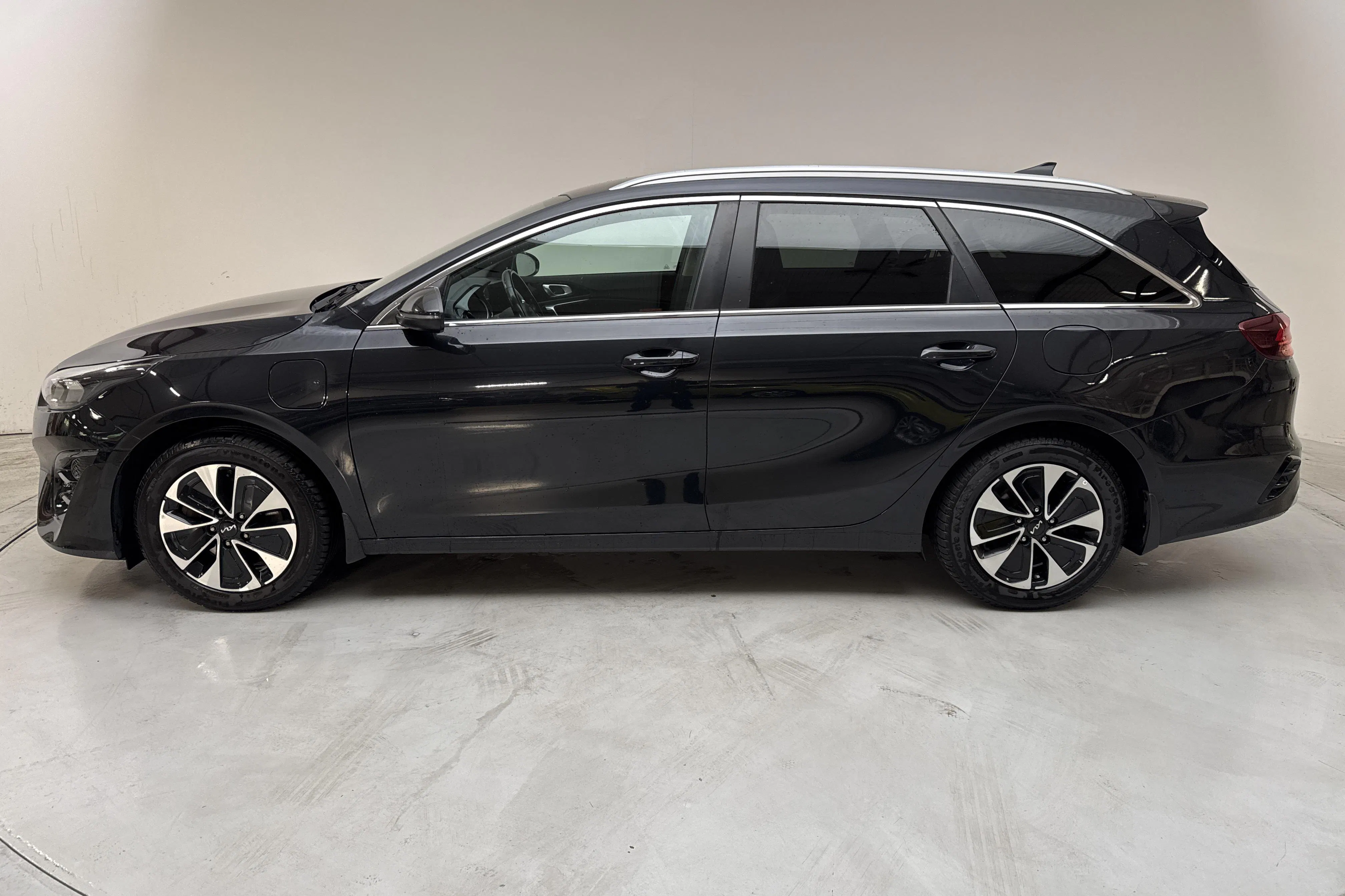 Presentation photo 2 of 17: KIA Ceed 1.6 Plug-in Hybrid SW (141hk) - 143 620 km - Automatic - black - 2022
