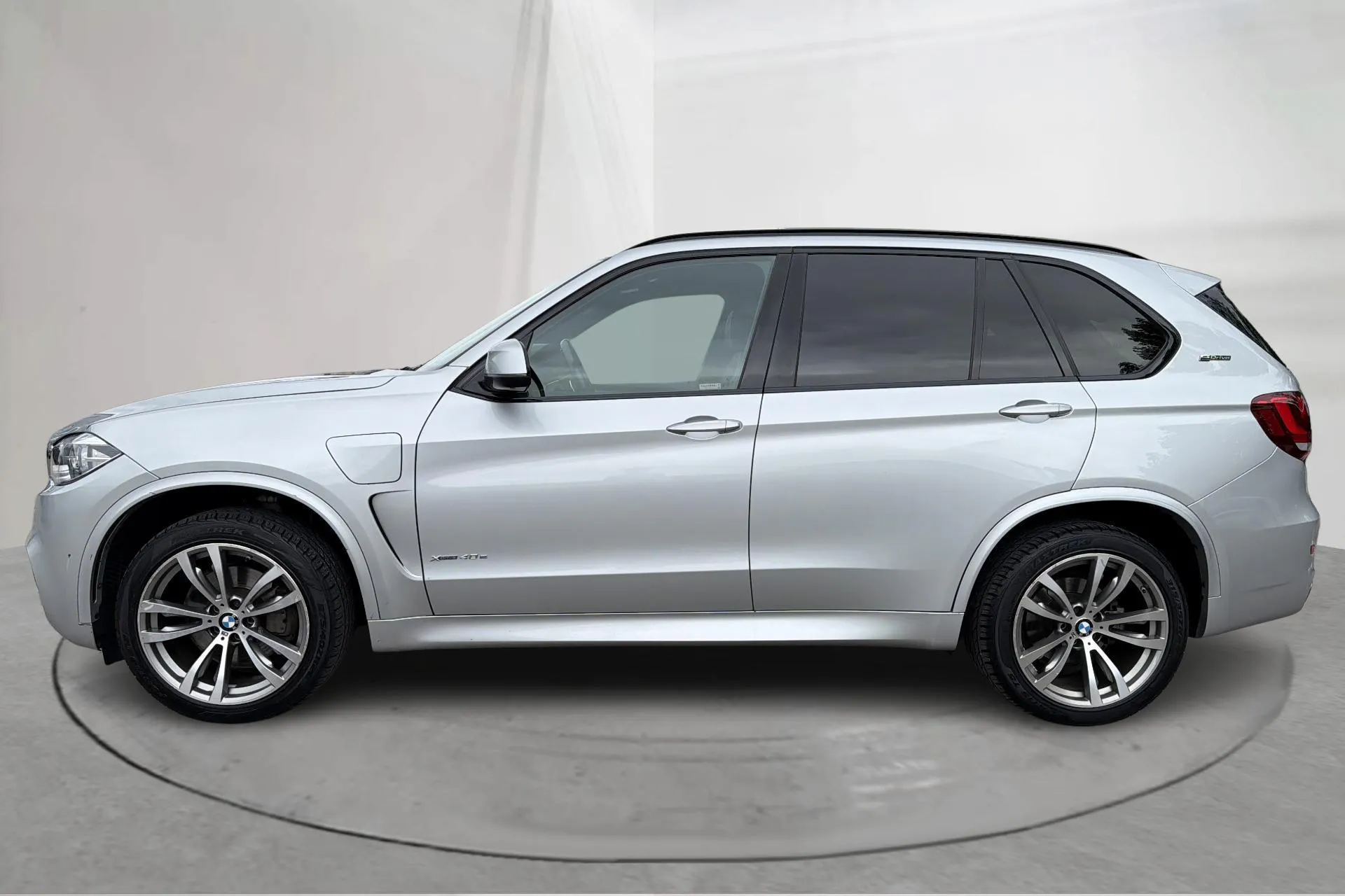 Presentationsfoto 2 av 17: BMW X5 xDrive40e, F15 (313hk) - 13 596 mil - Automat - silver - 2018