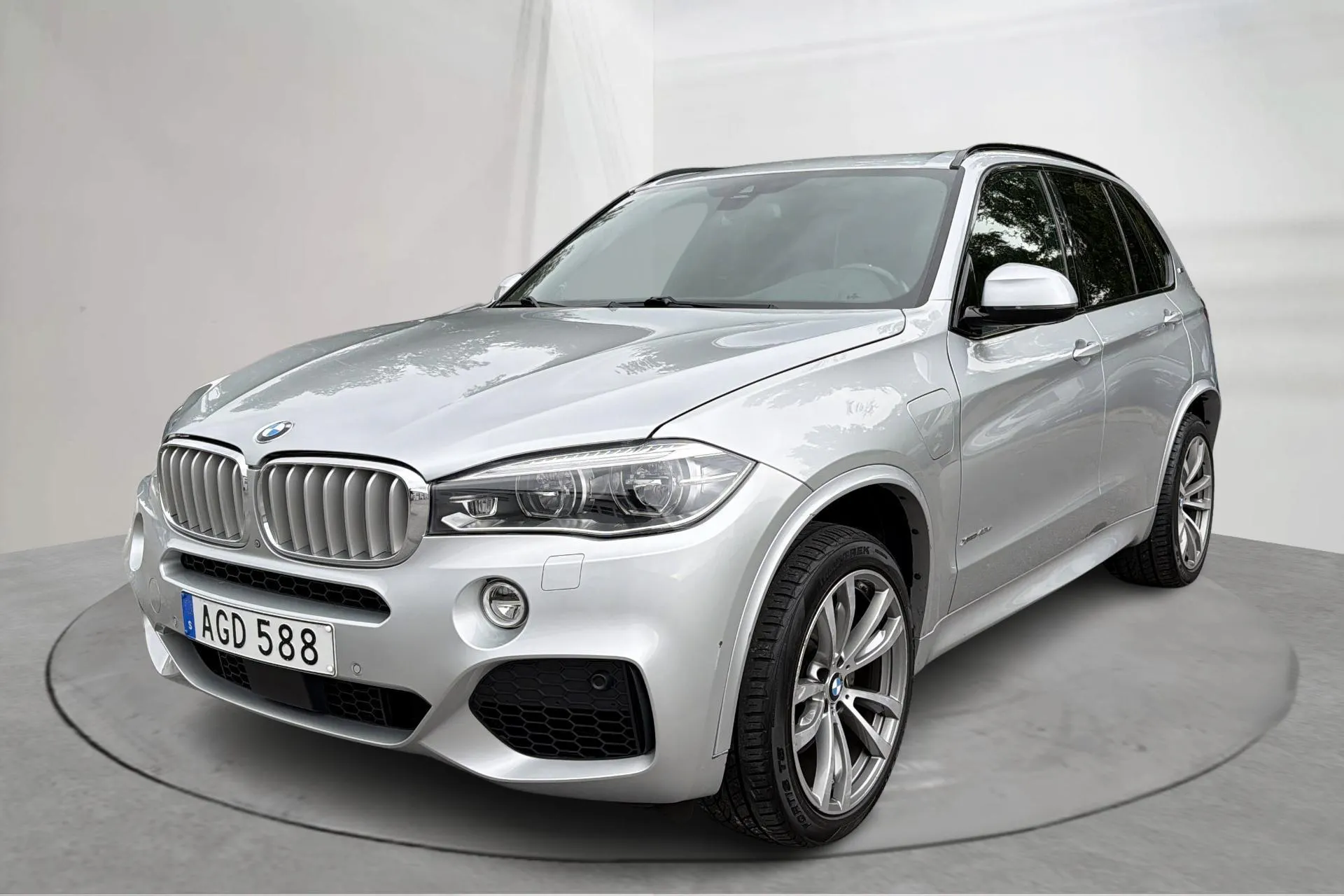 Presentationsfoto 1 av 17: BMW X5 xDrive40e, F15 (313hk) - 13 596 mil - Automat - silver - 2018
