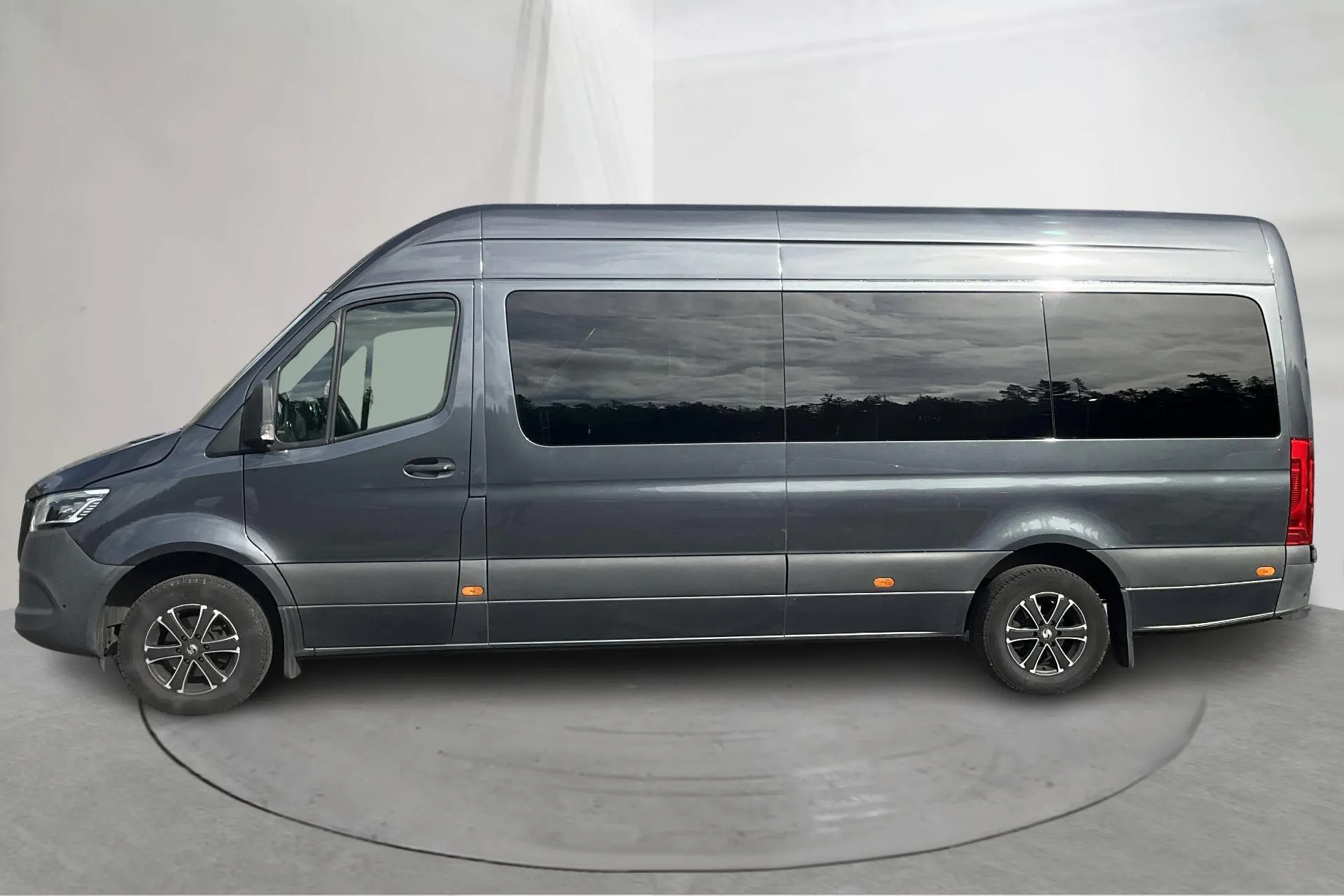 Presentationsfoto 2 av 18: Mercedes Sprinter 316 CDI Tourer RWD (163hk) - 23 836 mil - Automat - Mörkgrå - 2019