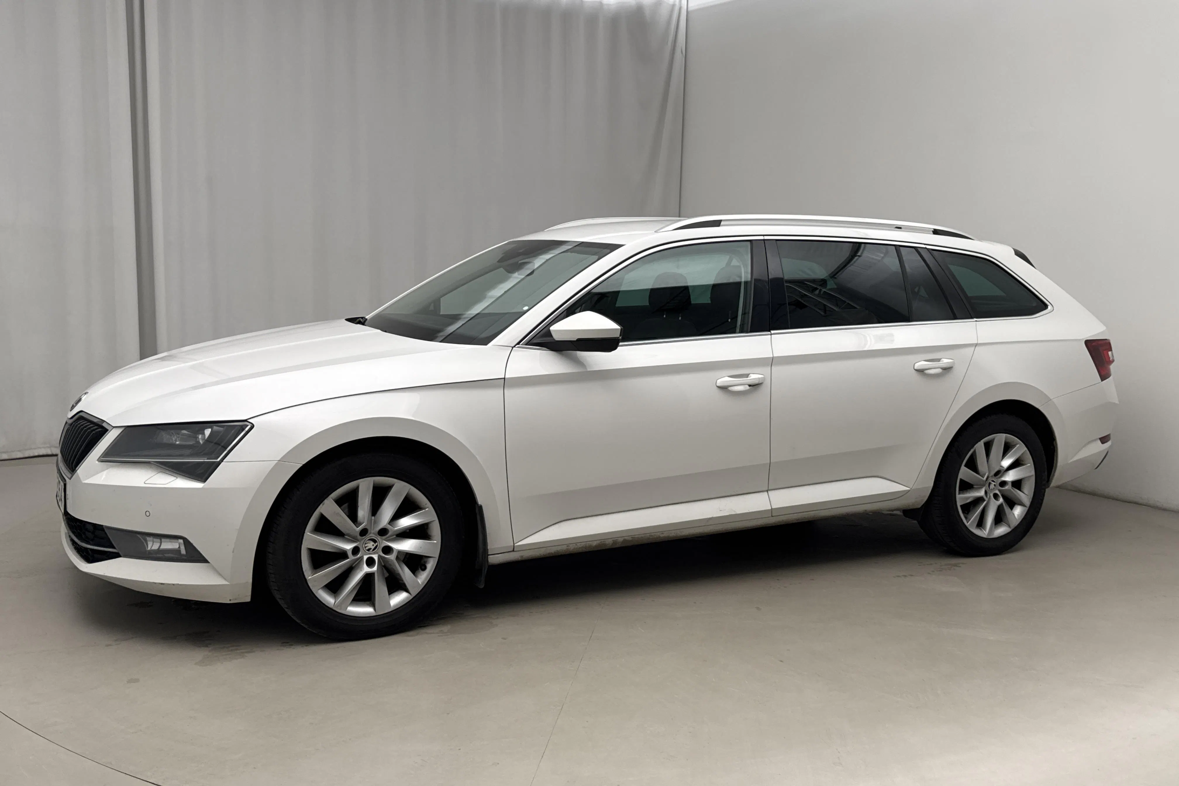 Presentation photo 2 of 12: Skoda Superb 2.0 TDI 4x4 Kombi (190hk) - 232 810 km - Automatic - white - 2017