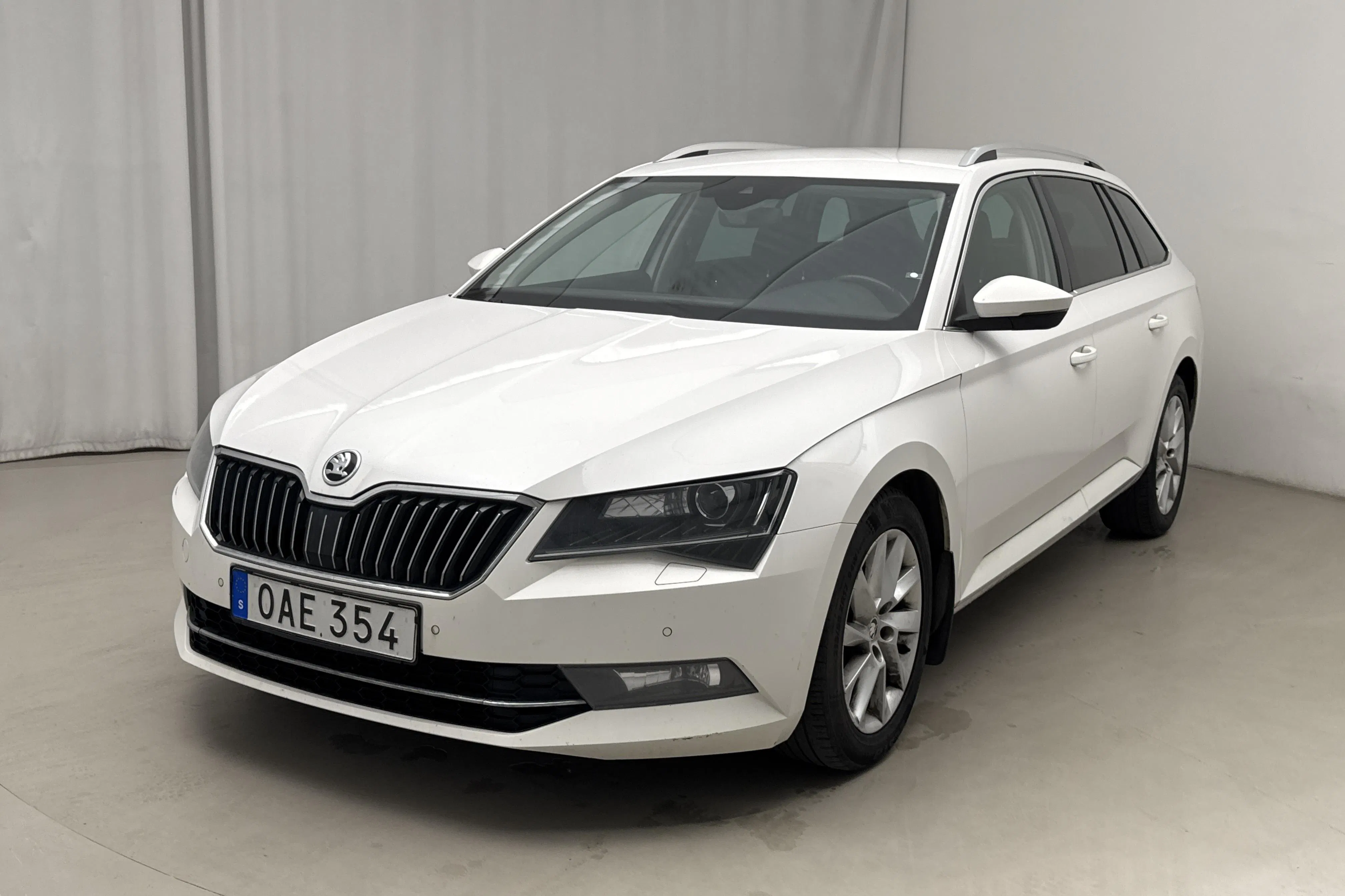 Presentation photo 1 of 12: Skoda Superb 2.0 TDI 4x4 Kombi (190hk) - 232 810 km - Automatic - white - 2017
