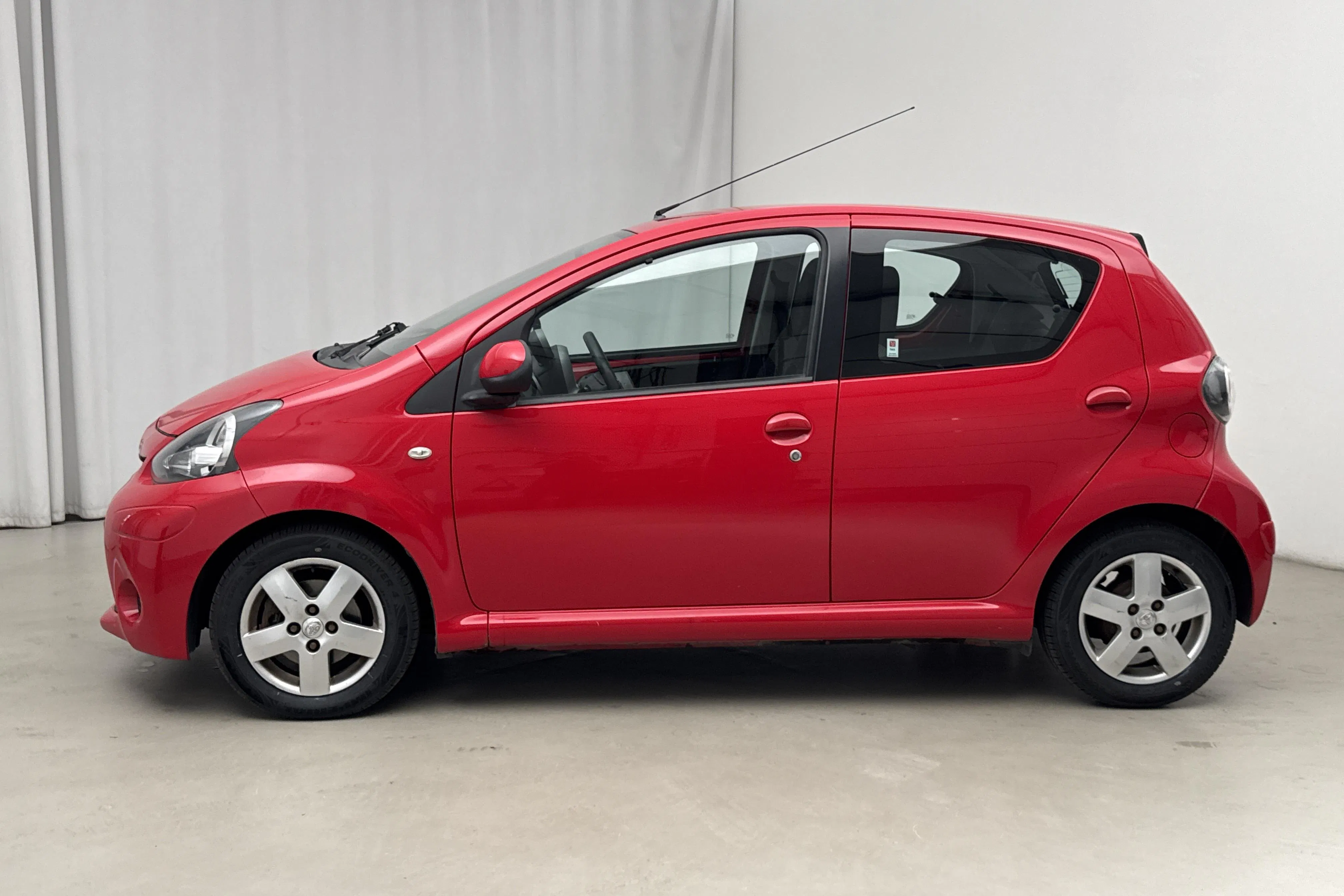 Presentationsfoto 2 av 12: Toyota Aygo 1.0 VVT-i 5dr (68hk) - 9 175 mil - Manuell - röd - 2012