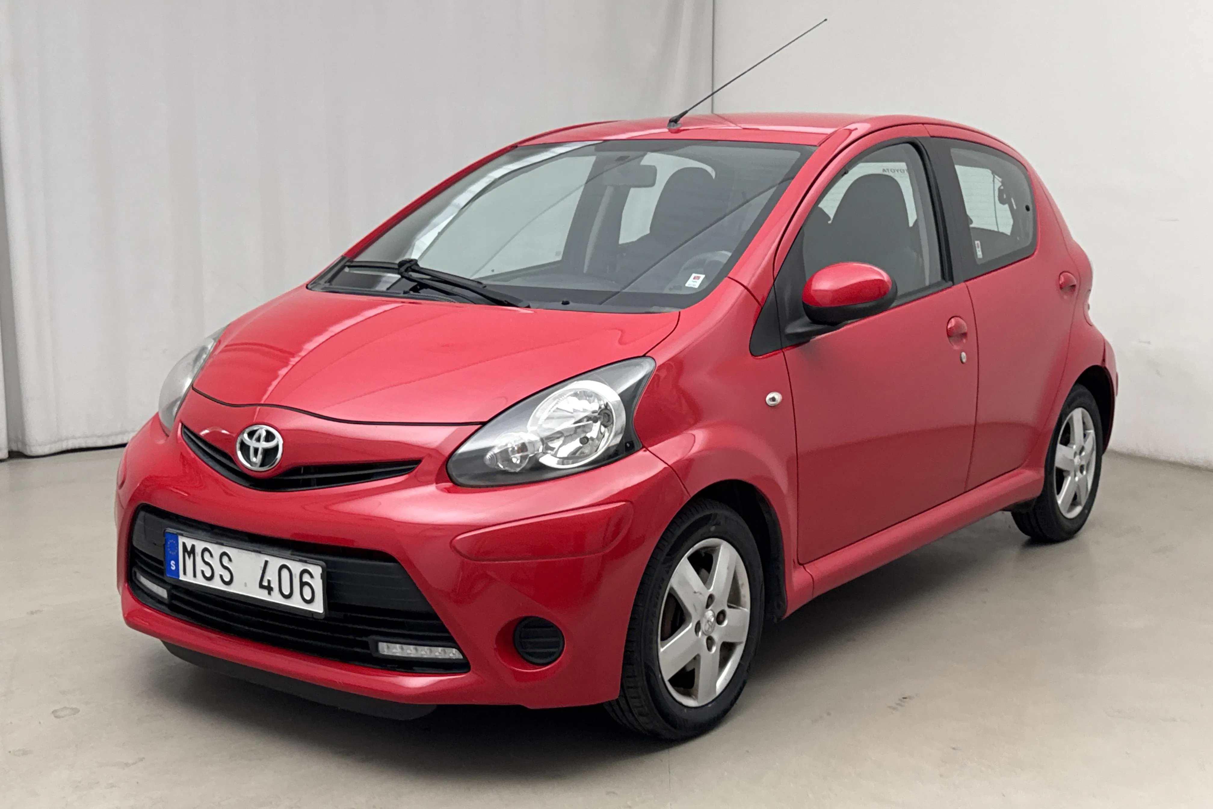 Presentationsfoto 1 av 12: Toyota Aygo 1.0 VVT-i 5dr (68hk) - 9 175 mil - Manuell - röd - 2012