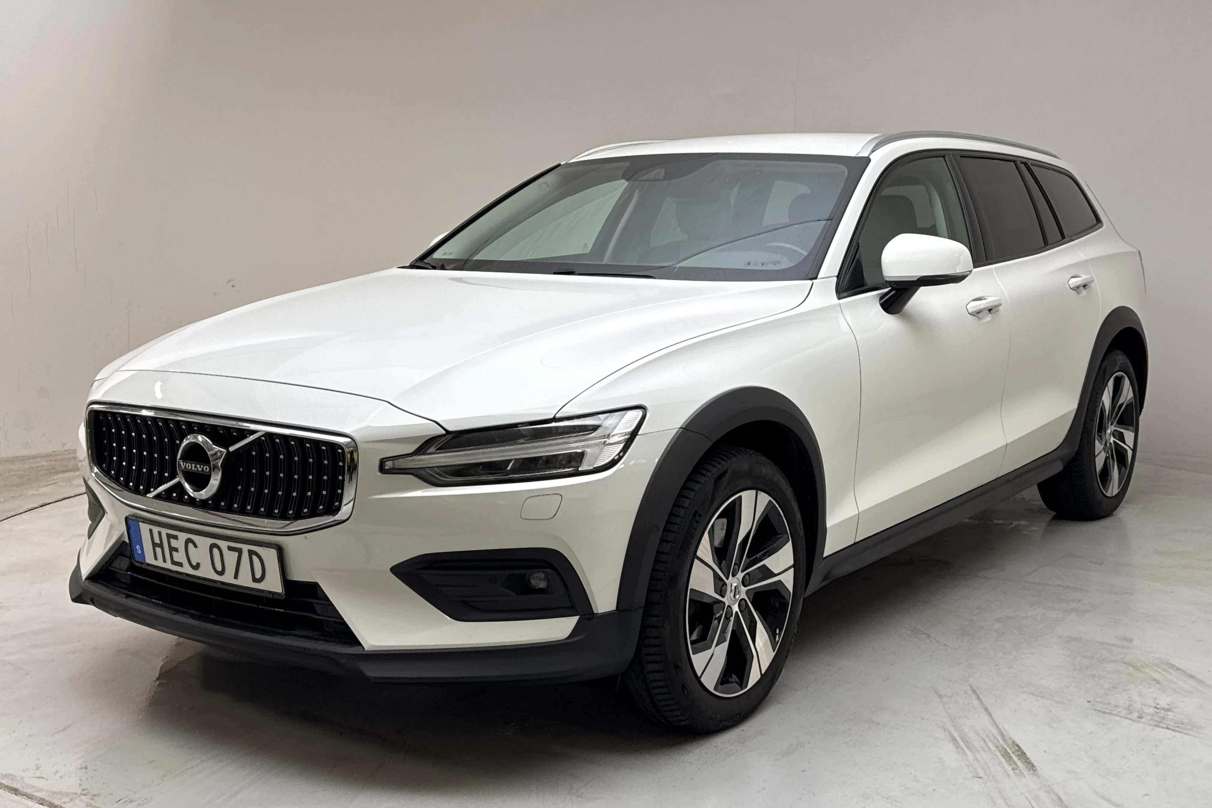 Presentationsfoto 1 av 17: Volvo V60 B4 Cross Country AWD Mildhybrid, Diesel (197hk) - 16 455 mil - Automat - vit - 2021