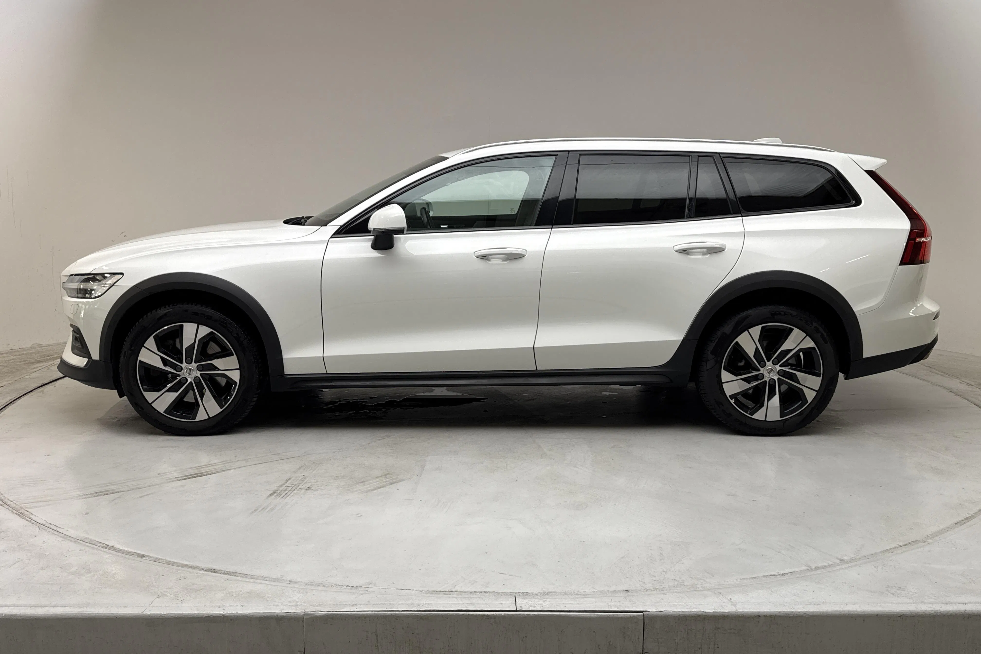 Presentationsfoto 2 av 17: Volvo V60 B4 Cross Country AWD Mildhybrid, Diesel (197hk) - 16 455 mil - Automat - vit - 2021