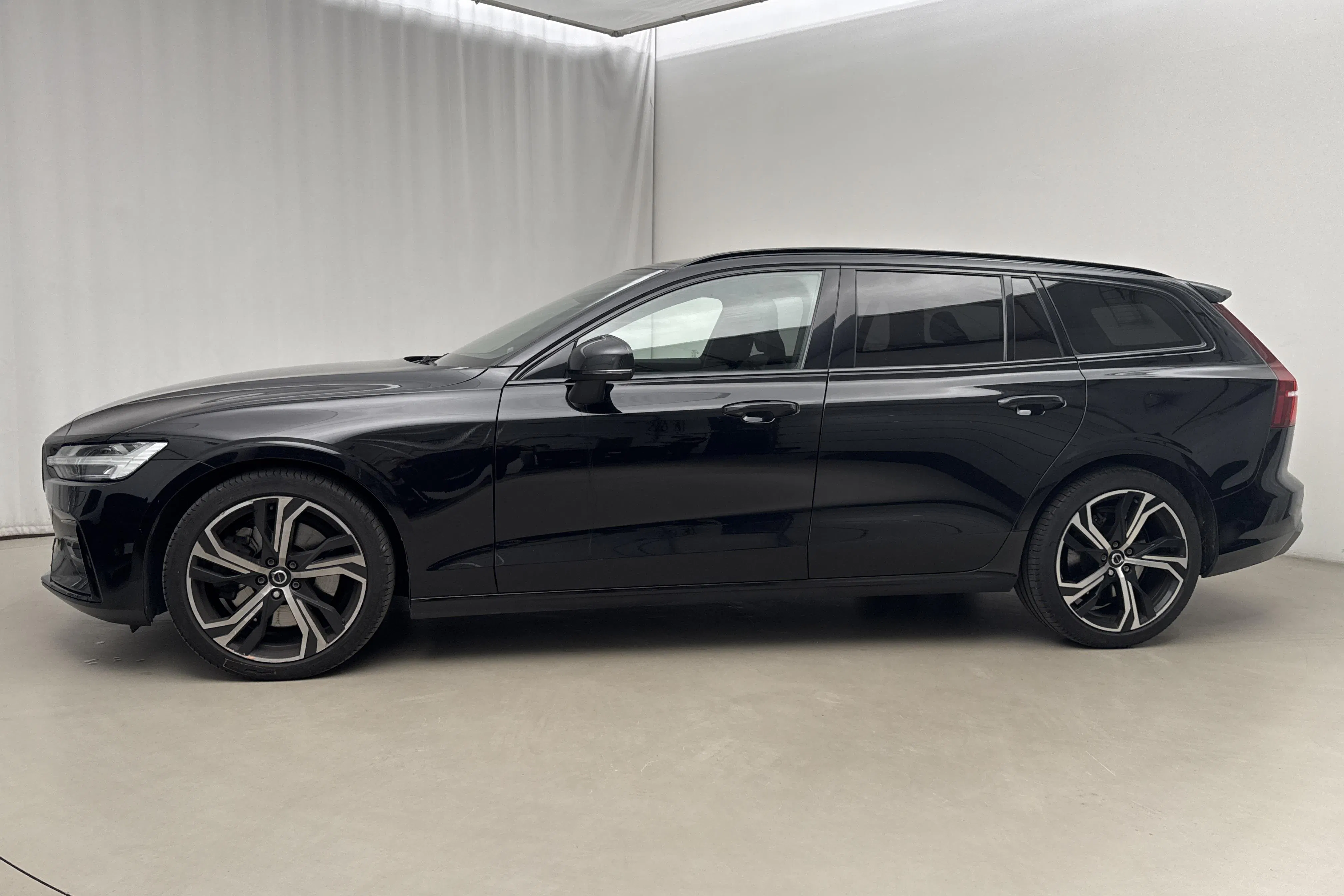 Presentationsfoto 2 av 20: Volvo V60 B5 Mildhybrid, Bensin (250hk) - 6 870 mil - Automat - svart - 2023