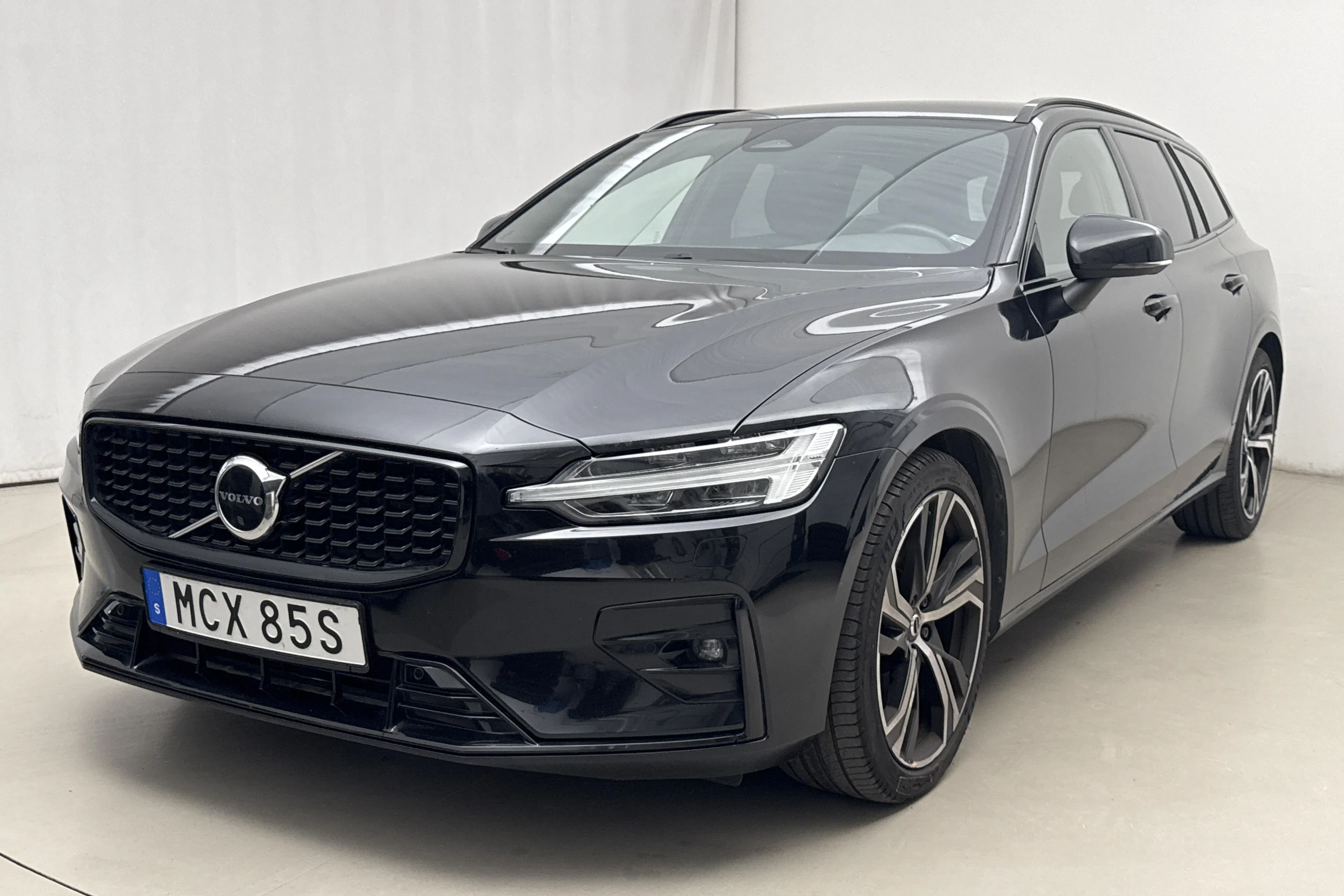 Presentationsfoto 1 av 20: Volvo V60 B5 Mildhybrid, Bensin (250hk) - 6 870 mil - Automat - svart - 2023