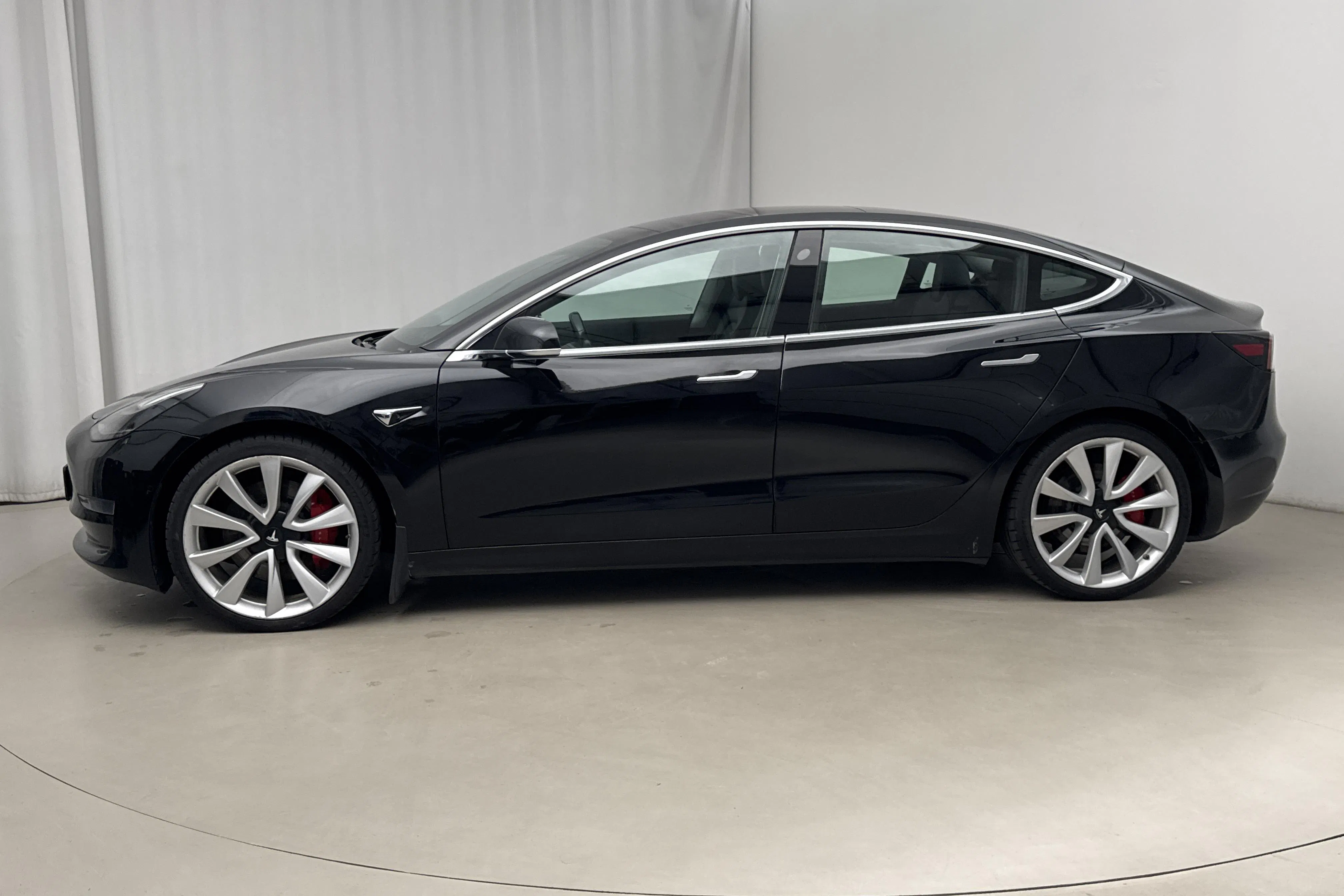 Presentationsfoto 2 av 20: Tesla Model 3 Performance AWD - 10 654 mil - Automat - svart - 2019