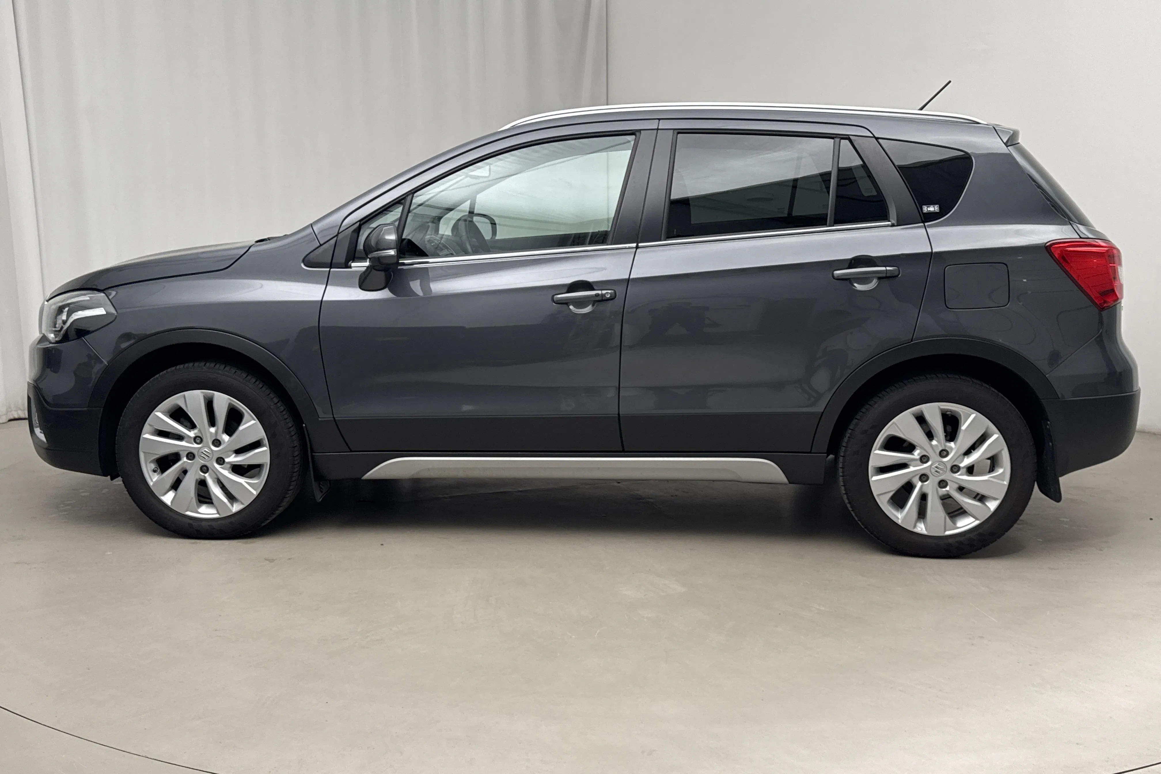 Presentation photo 2 of 13: Suzuki S-Cross 1.0T Allgrip 4x4 (112hk) - 66 710 km - Manual - gray - 2018
