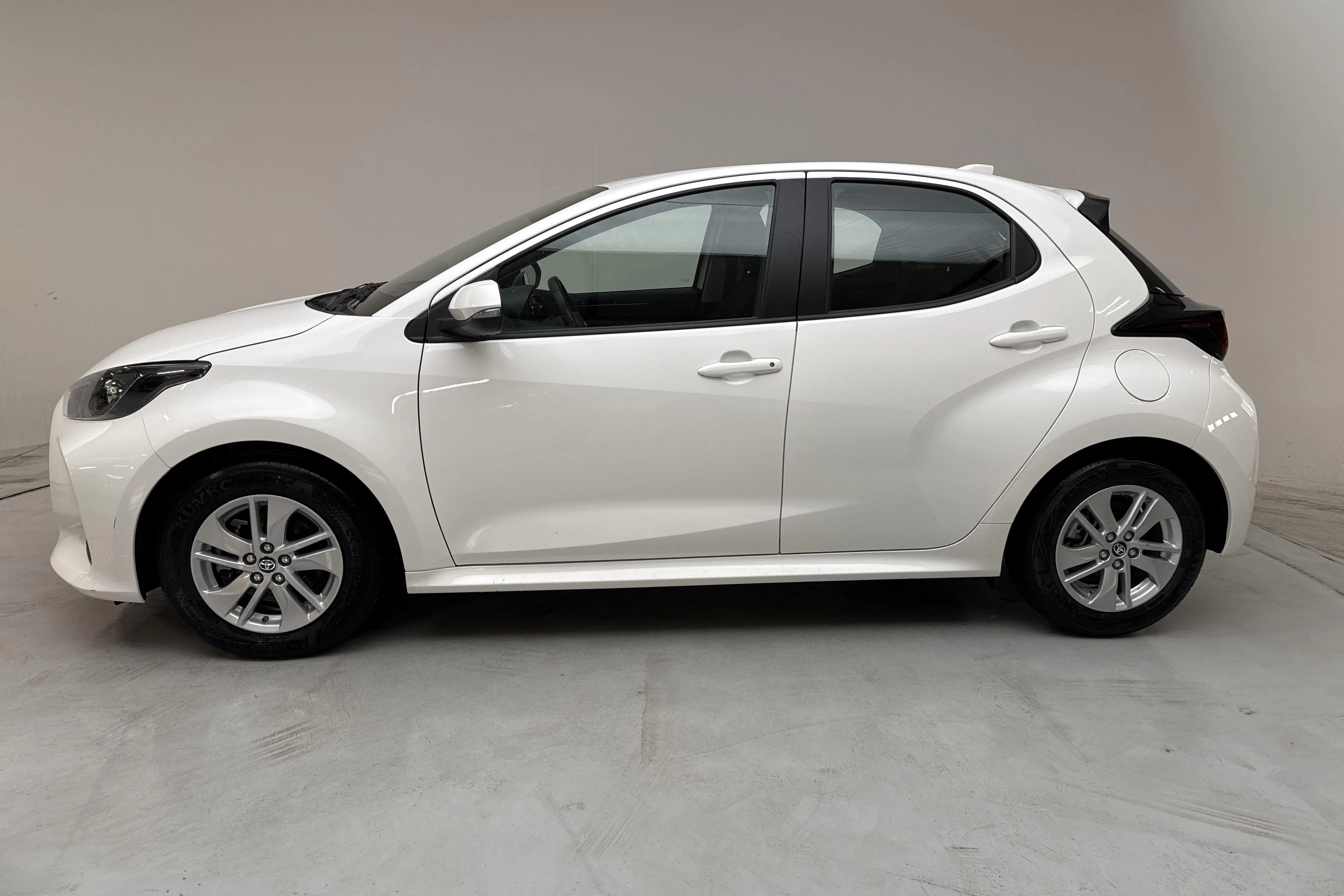 Presentationsfoto 2 av 13: Toyota Yaris 1.5 Hybrid 5dr (116hk) - 2 125 mil - Automat - vit - 2023