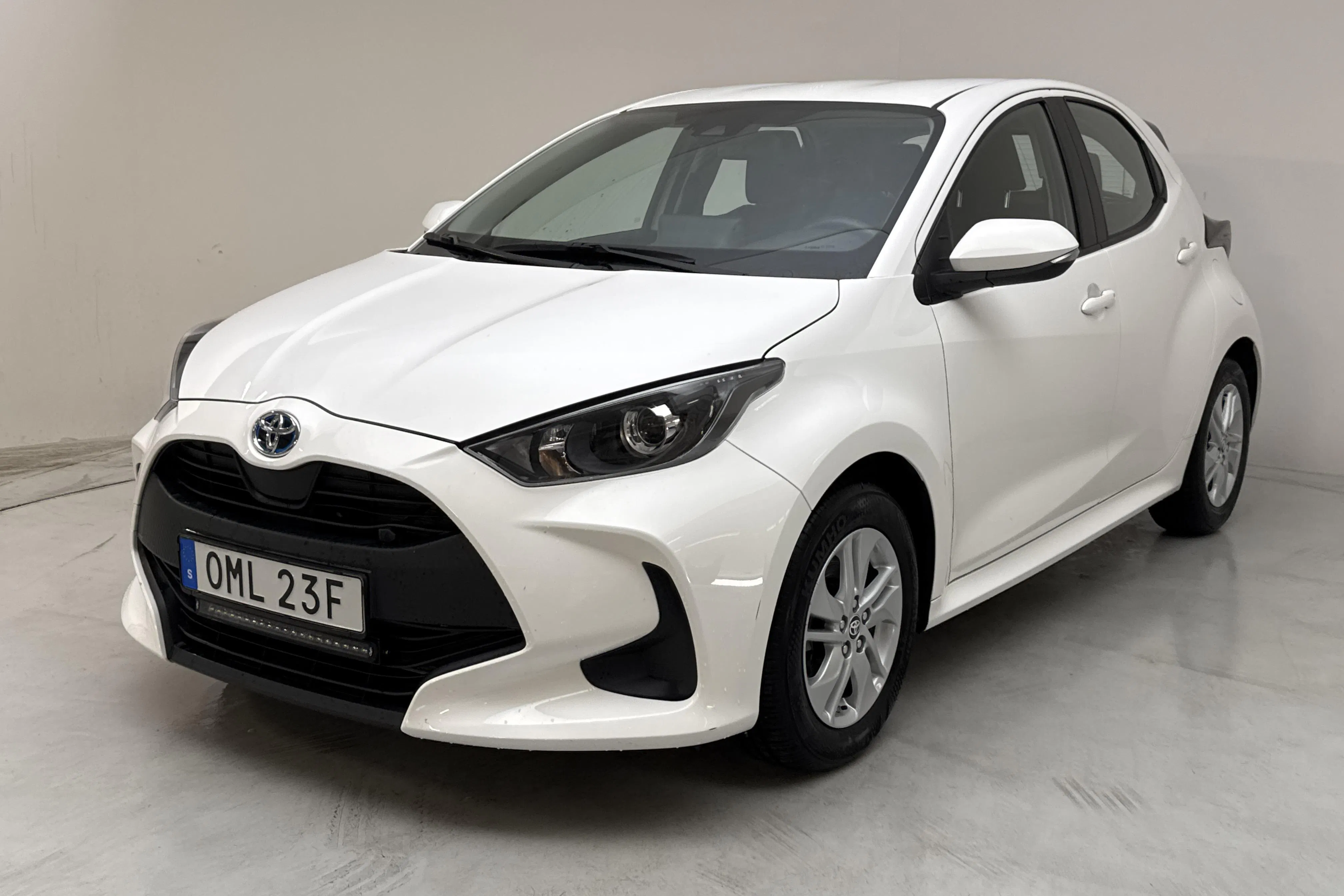Presentationsfoto 1 av 13: Toyota Yaris 1.5 Hybrid 5dr (116hk) - 2 125 mil - Automat - vit - 2023