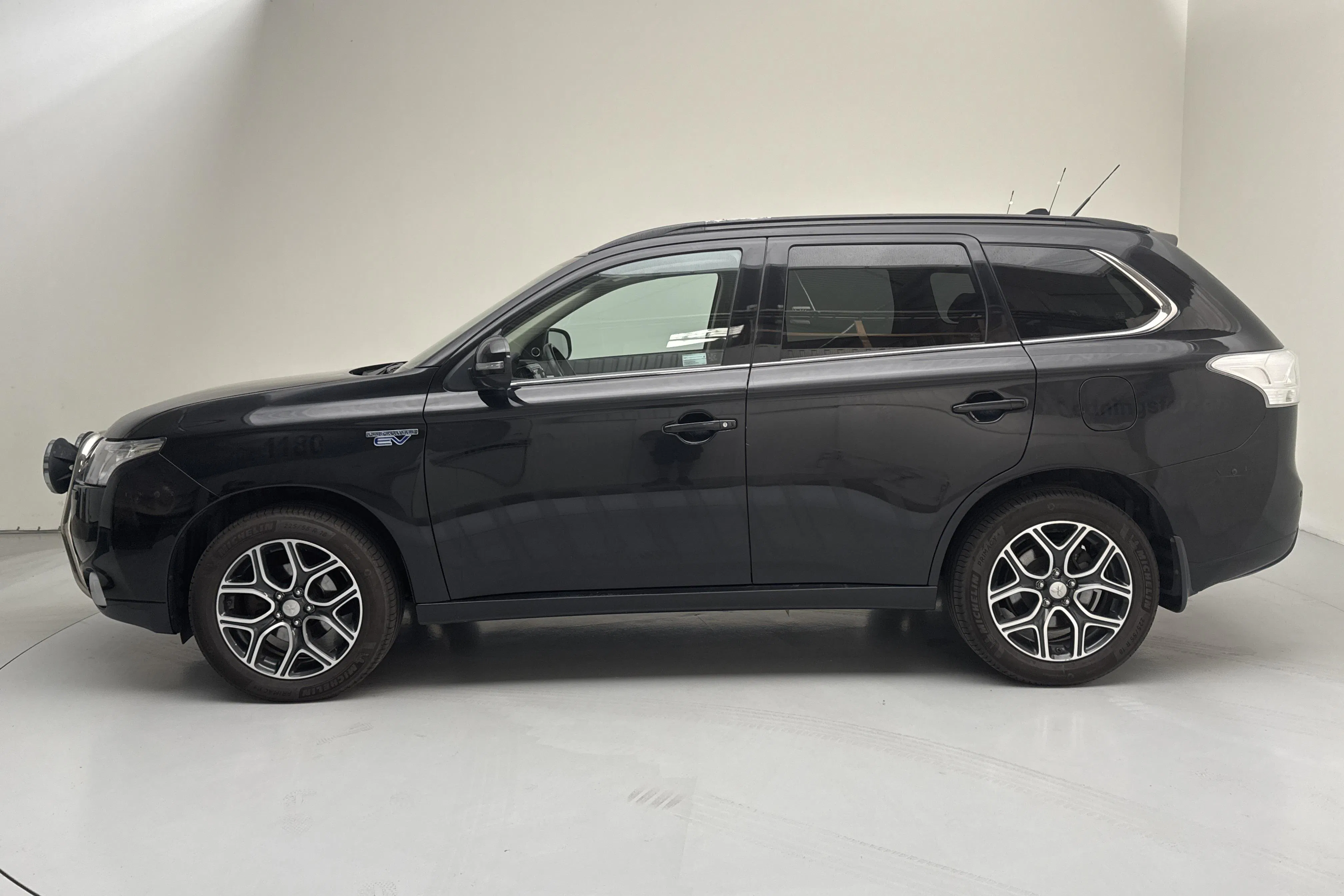 Presentationsfoto 2 av 14: Mitsubishi Outlander 2.0 Plug-in Hybrid 4WD (121hk) - 8 292 mil - Automat - svart - 2014