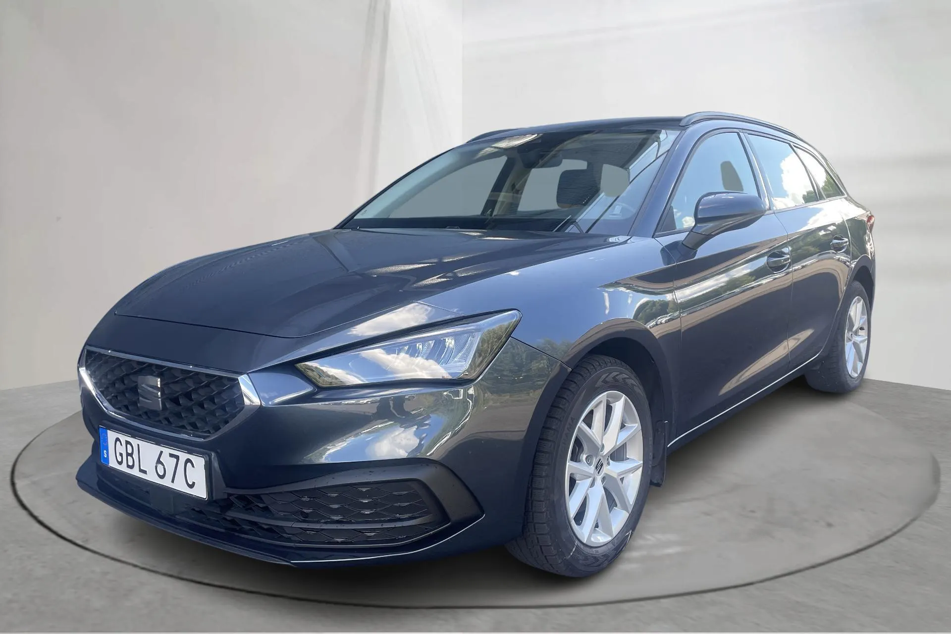 Presentation photo 1 of 14: Seat Leon 1.0 eTSI Sportstourer (110hk) - 85 130 km - Manual - gray - 2022