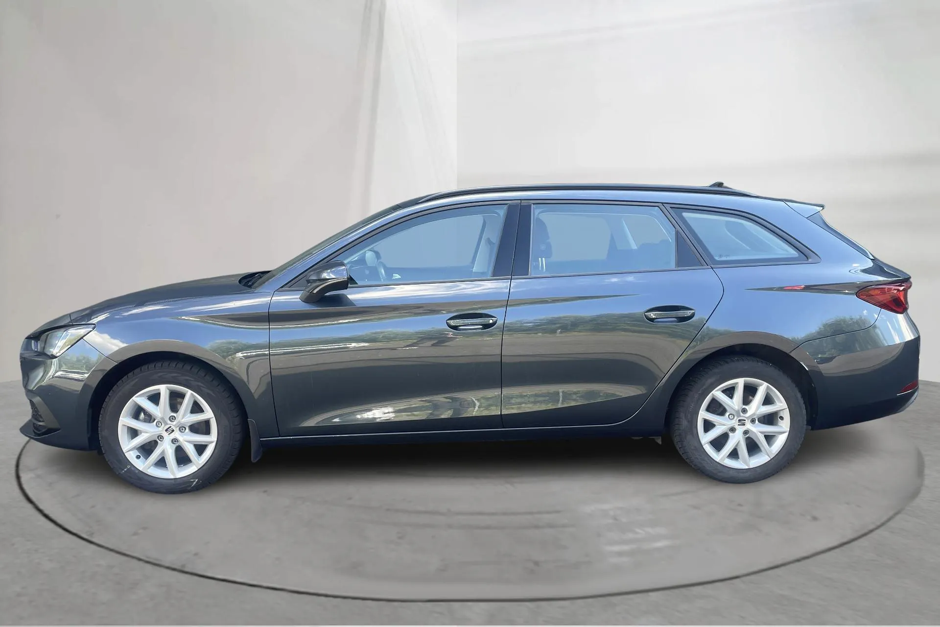 Presentation photo 2 of 14: Seat Leon 1.0 eTSI Sportstourer (110hk) - 85 130 km - Manual - gray - 2022